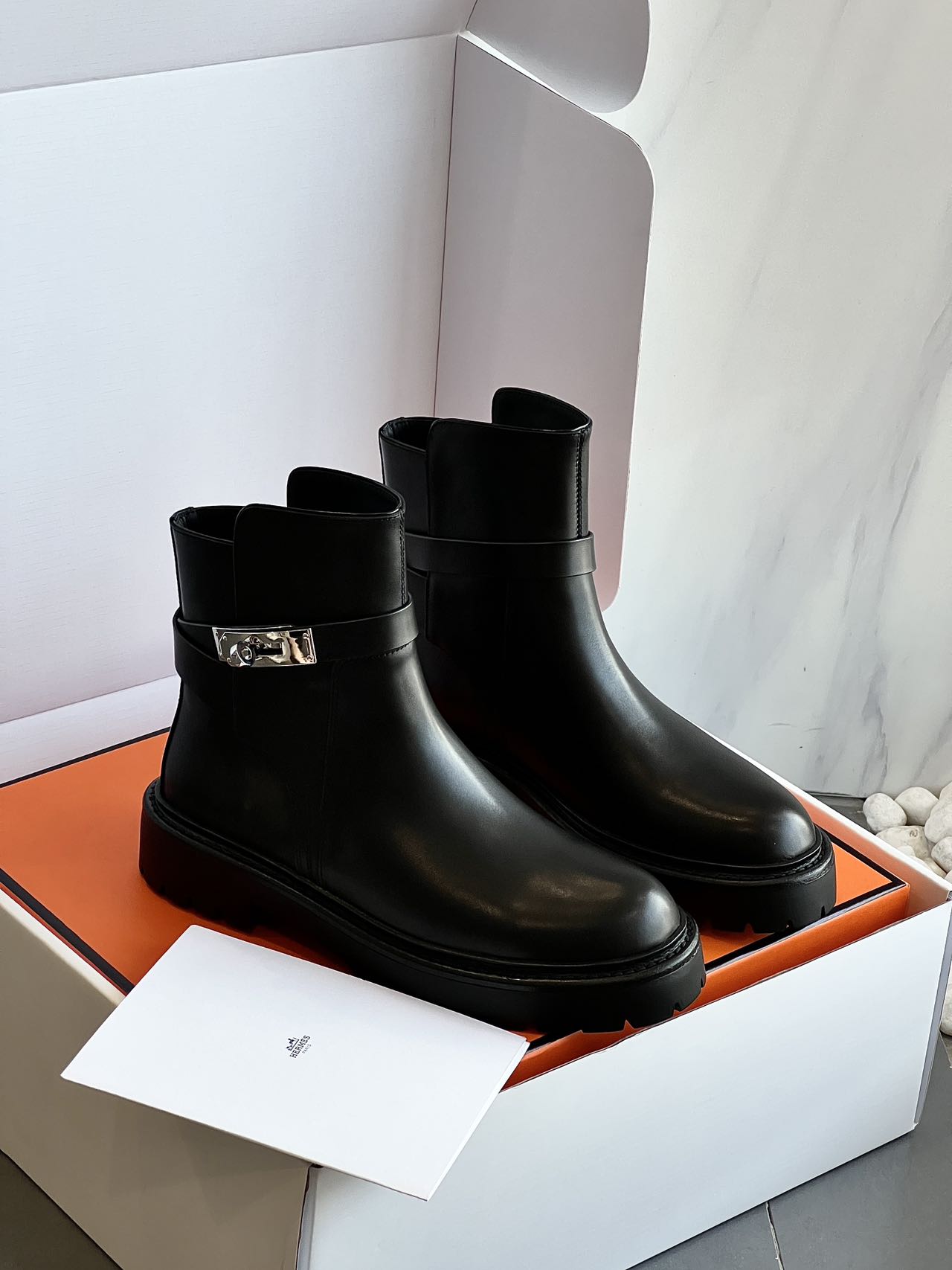 NO:680938,The new Hermès Jeff Kelly buckled short boots are produced in Guangdong with high quality and high version. Everyone is looking for new shoes to welcome 2026. Are you ready for the New Year? Double Festival is coming soon. Hehe, if you haven’t picked it out yet, hurry up and take a look. This pair of Hermès short boots is a top luxury product!  The original price is so expensive, the price on the official website is 18,480. Classic short boots style, versatile and fashionable. The price I got today is super awesome, I miss this store in this village!  Leather control, Hermès' materials are ceiling level. 100% real shots, the texture is very high-end. The craftsmanship and leather materials are really attentive, and the material stitching is the best. The boots are just the right size and are very convenient to lift with one foot. The upper is made of imported cow calfskin, with a customized thickness of 1.2 mm. The pores on the leather surface are very fine. Compared with fetal cow leather, the pores on the leather surface are very fine.  It performs particularly well in all aspects of texture and feel. It is often used in high-end shoes and is also a particularly recommended leather. The texture is invincible!  The classic Jeff Kelly buckle on the side of the shoe is used as an embellishment, highlighting the unique charm of the brand. The buckle is customized according to the original version, even and precise, and the depth is just right. There is no impurity on it, and the color is bright and lustrous, making people fall in love at first sight. To be honest, even a picky Virgo girl will probably be hard-pressed to find any flaws in this pair of shoes. The inner foot pads are made of Bengal cowhide.  If you don’t believe me, touch the embossed steel-stamped logo on the bottom. It’s three-dimensional and clear. From the last shape to the leather, everything is in accordance with the counter’s standards. The leather is imported, which is a little expensive, but the texture it makes is deep in my heart!  The outsole will not deform after walking for 20,000 steps. The outsole is made of TPU + genuine leather welts. The grooves are clear and three-dimensional. It has a very good anti-slip effect. You don’t have to worry about slipping when walking on slippery ground. The bottom design does not have any glue. The cheap outsole in the market is just a sloppy one. It is non-slip and wear-resistant, and the workmanship quality is exactly the same as that of the cabinet. ——Material information—— The upper is made of imported cow calf leather, with a customized thickness of 1.2 mm.  Inner insole Bengal cowhide, outsole TPU + leather welt combination, size 35-39, original box packaging!  ,boots,hermes,boots,cowhide19860909莞产高货高版本新款爱马仕JeffKelly扣短靴, 大家都找好迎接2026年,新年战靴了没 马上就是双节了 嘻嘻要是还没有挑好的话,赶紧看过来 这双爱马仕短靴,可是顶级奢侈品啊！ 原价贵到飞起,官网售价18480 经典短靴款式,百搭又时尚 今天拿到的价格超级给力,错过这村没这店！ 皮质控入,爱马仕家的材质是天花板级别了 百分百实拍,质感贼高级 工艺和皮料真的非常用心,材质车线都是最好的 筒靴大小刚刚好一脚提拉超方便 鞋面采用进口饮奶牛小牛皮,定制厚度1.2毫米,年龄在一年以下的小奶牛,皮面毛孔非常细腻, 相较于胎牛皮肉感更加丰满一点, 皮面毛孔也是非常细腻, 在纹理以及手感各个方面都表现的特别好, 常用作于高端鞋,也是属于特别推荐的皮料 质感无敌！ 鞋侧经典的爱马家JeffKelly扣作为点缀, 彰显出品牌的独特魅力, 扣饰可是按照原版定制的,均匀又精准,深浅也拿捏得恰到好处.上面没有一丝一毫的杂质, 色泽度更是亮堂堂的,让人一看就爱上. 说真的,就算是挑剔到不行的处女座女孩, 恐怕也难以在这双鞋上找到一丝半点的瑕疵 内里脚垫采用孟加拉牛皮 不信你摸摸这个底部凹凸钢印logo, 立体清晰辨识度满满 从楦型到皮料全按专柜标准来, 进口皮料,略贵但是做出来的质感深的我心！ 暴走两万步都不带变形的 大底采用TPU+真皮沿条组合, 刻槽纹路清晰立体,它防滑效果特别好, 走在湿滑的地面上也不用担心会打滑. 底部的设计没有一点胶水, 市场便宜货大底那叫一个拖泥带水啊, 防滑耐磨,做工的品质与柜柜完全没差 ——材质信息—— 鞋面进口饮奶牛小牛皮,定制厚度1.2毫米. 内里鞋垫孟加拉牛皮 大底TPU+真皮沿条组合 尺码35-39码,原盒包装！,靴子,hermes,boots,cowhide,Women's Shoes