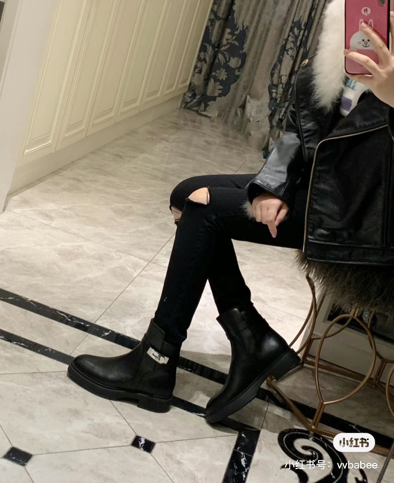 NO:680946,Hermès short boots are released this time. This style is worth buying. The concave shape is very versatile and shows your temperament. You must buy a pair for autumn and winter. You will never get tired of wearing it~ The black color is absolutely classic and durable, boots, hermes, boots.19860909这次出的爱马仕短靴, 这个款式值得入手, 凹造型超百搭显气质 一眼心动秋冬一定要买一双 真是怎么穿都不会腻～ 黑色绝对经典耐看,靴子,hermes,boots,Women's Shoes