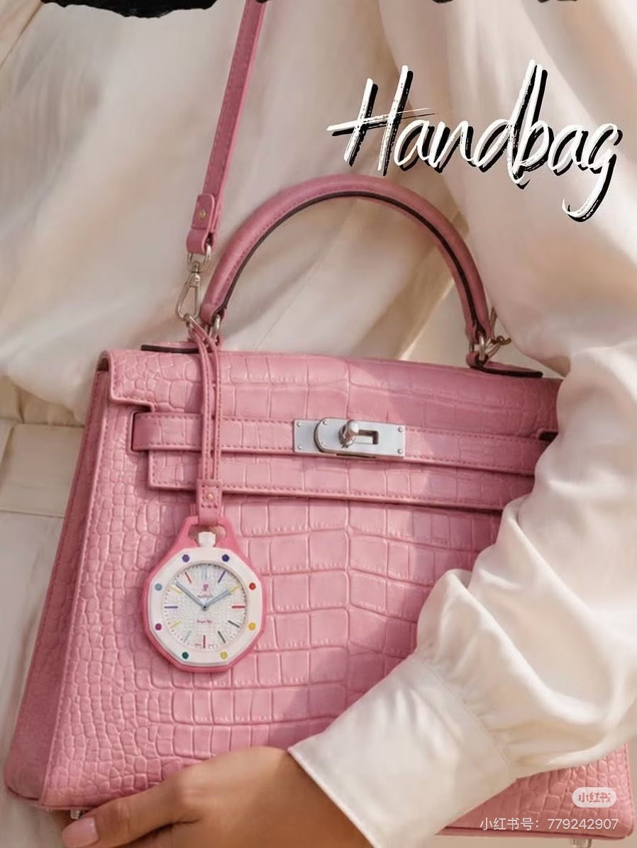 NO:859672,Audemars Piguet x Swatch co-branded A×Swatch Hermès bag’s soul accessory is here!  It’s this A-Swatch co-branded watch!  Just hang it up and the atmosphere will be instantly full, and the contrasting colors of the macarons are eye-catching!  Big brand bag hangings are no longer limited to Bubble Mart, the ladies circle are now following the trend and hanging them!  ,,hermes,stuart weitzman,audemars19860909爱彼×斯沃琪联名款 A×Swatch 爱马仕包包的灵魂配饰来了！ 就是这款A斯沃琪联名挂表！ 随便一挂氛围感瞬间拉满, 马卡龙撞色巨吸睛！ 大牌包挂再也不局限泡泡玛特, 贵妇圈现在全在跟风挂它！,,hermes,stuart weitzman,audemars,Watch