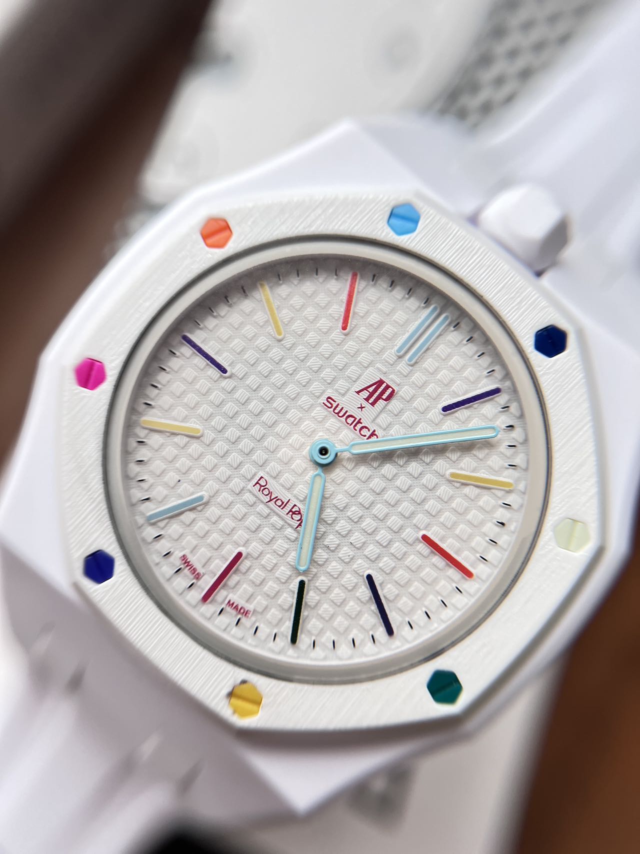 NO:859692,Audemars Piguet x Swatch co-branded model A×Swatch has a pure white bioceramic dial, surrounded by a circle of colorful nails, which directly fills the air of light luxury, as clean and elegant as the gentle white moonlight!  Brothers and sisters who usually prefer white color for their outfits, this is the right color for you. I fell in love with this color at first sight and decisively kept this color for myself. It is simple, elegant and versatile. It has both collection and wear attributes. Its appearance is really impeccable!  ,,stuart weitzman audemars19860909爱彼×斯沃琪联名款 A×Swatch 表盘纯白生物陶瓷壳身,环绕一圈斑斓彩钉点缀, 轻奢氛围感直接拉满,像温柔白月光一样干净雅致！ 平时穿搭偏爱白色系的兄弟姐妹们, 这款闭眼入准没错.当初我一眼相中, 果断自留这个配色,简约大气又百搭, 兼具收藏和穿搭属性,颜值真的无可挑剔！,,stuart weitzman,audemars,Watch