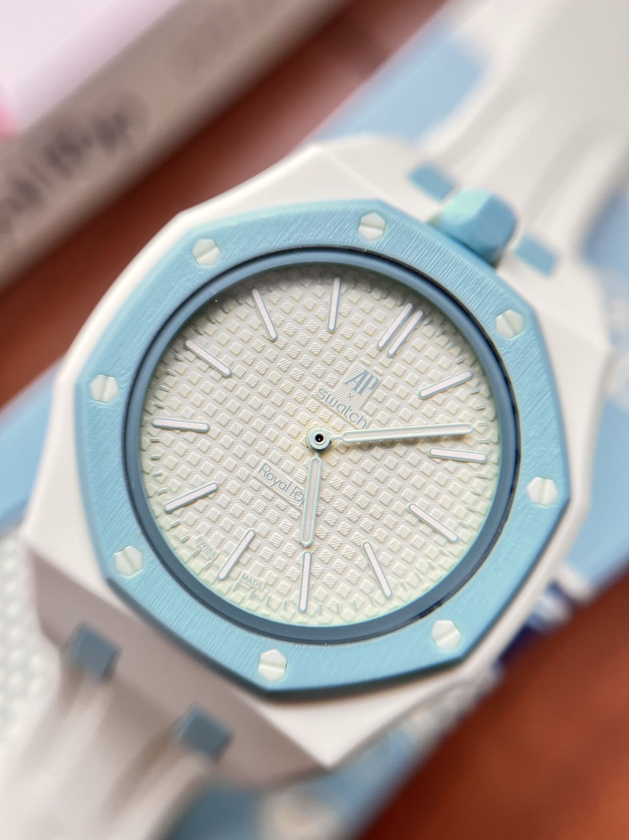 NO:859702,The Audemars Piguet x Swatch joint model A×Swatch has a classic logo with a non-falling octagonal bezel + 8 hexagonal screws + iconic checkered dial, and a bioceramic case with outstanding texture. Different from the original Royal Oak replica, it extracts the essence of classic design and makes it a trendy accessory watch for youthful and casual daily use.,,stuart weitzman,audemars19860909爱彼×斯沃琪联名款 A×Swatch 经典标识一个不落八角表圈+8颗六角螺丝+标志性方格表盘, 搭配质感出众的生物陶瓷表壳. 不同于原版皇家橡树复刻, 它提取经典设计精髓, 做成年轻化、日常随性的潮流配饰腕表.,,stuart weitzman,audemars,Watch