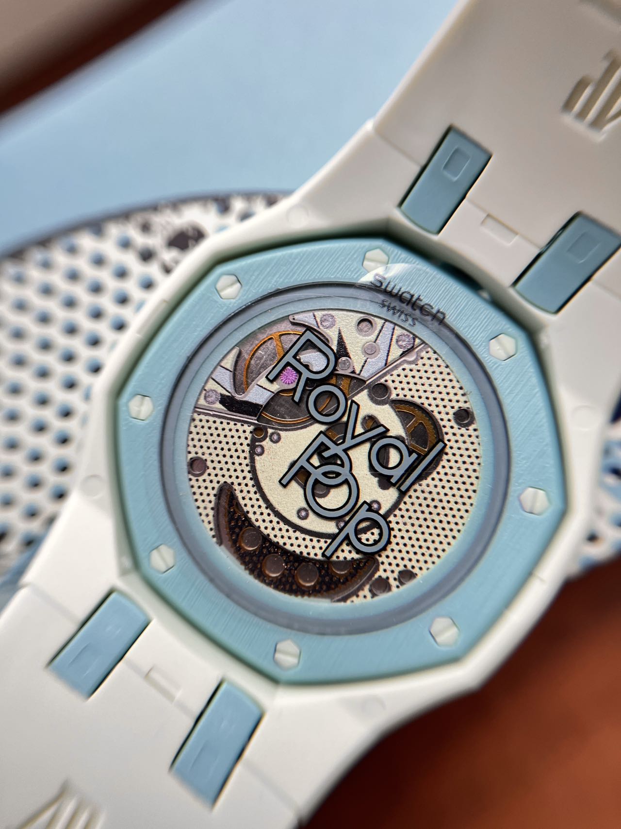 NO:859710,Audemars Piguet x Swatch joint model A×Swatch has a hollow see-through bottom cover design, which can directly see the imported movement, exquisite workmanship, printed with three-dimensional Royalo logo, visualizing the movement value. It has high collection attributes and is a popular girly model among the 8 colors.,,stuart weitzman,audemars19860909爱彼×斯沃琪联名款 A×Swatch 镂空透视底盖设计, 能直接看见进口机芯,做工精致, 印有立体Royalo标识, 可视化机芯颜值拉满. 收藏属性高,属于8色里热门少女款.,,stuart weitzman,audemars,Watch