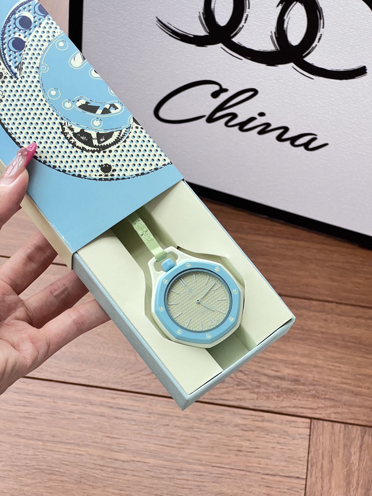 NO:859721,The Audemars Piguet x Swatch joint model A×Swatch watch case is made of Swatch’s exclusive patented bioceramics. The raw material is taken from castor oil, which is an environmentally friendly biomass material!  It has a fine matte finish, is silky and does not scratch your hands, is strong and durable, is environmentally friendly and has a perfect texture!  ,,stuart weitzman audemars19860909爱彼×斯沃琪联名款 A×Swatch 表壳用的是斯沃琪独家专利生物陶瓷, 原材料取自蓖麻油,属于环保生物质材质！ 上手是细腻雾面、丝滑不刮手, 结实耐造,环保同时质感直接拉满！,,stuart weitzman,audemars,Watch