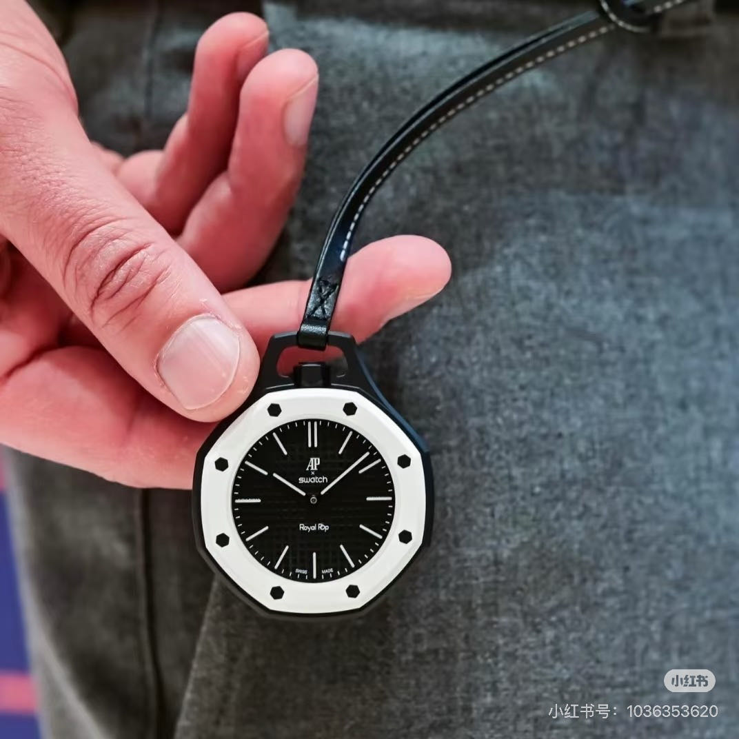 NO:859769,Audemars Piguet x Swatch co-branded model A×Swatch Oh my god, there are so many ways to wear one thing!  It can be used as a bag pendant, placed in a shirt pocket to transform into a retro pocket watch, or hung on the waistband of pants as a trendy accessory, making your outfit instantly eye-catching!  ,,stuart weitzman audemars19860909爱彼×斯沃琪联名款 A×Swatch 我的老天爷,一物多种戴法！既能做包包挂件, 揣衬衣口袋变身复古怀表, 挂裤腰上还能做潮流配饰, 轻轻松松让穿搭瞬间亮眼出彩！,,stuart weitzman,audemars,Watch