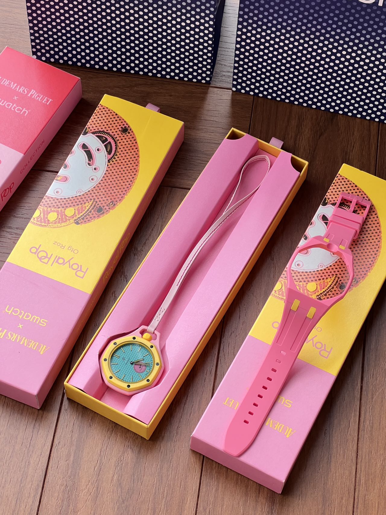 NO:859789,Audemars Piguet x Swatch joint model A×Swatch This pink and yellow color is really charming at first sight!  Full of dopamine girlishness, eye-catching but not tacky, it can be used as a bag hanger, and can be worn daily with the attached strap. The counters are always out of stock and it’s hard to queue up, so hurry up and save it when it’s in stock!  ,,stuart weitzman audemars19860909爱彼×斯沃琪联名款 A×Swatch 这个粉黄色真的一眼沦陷！满满多巴胺少女感, 亮眼又不俗气,既能当包挂, 换上附赠表带还能日常戴表, 常年专柜断货难排队,现货到手抓紧留！,,stuart weitzman,audemars,Watch