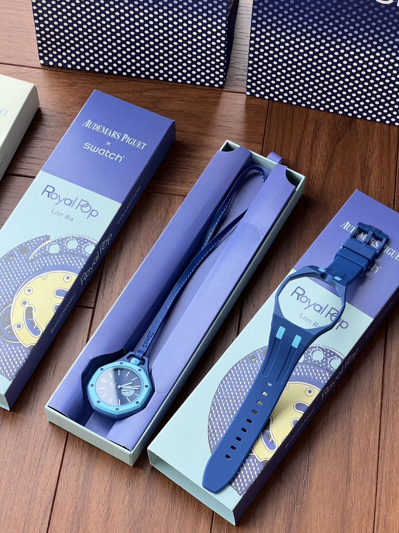 NO:859839,Audemars Piguet x Swatch joint model A×Swatch To be honest, this blue color is really amazing!  It looks refreshing and clean and has a high-end texture, so it can be worn with any style!  Wearing it on your hand will make your every move look exquisite and handsome, and you can easily enhance your outfit taste!  ,,stuart weitzman audemars19860909爱彼×斯沃琪联名款 A×Swatch 说实话这个蓝配色真的绝了！ 看着清爽干净还自带高级质感, 随便啥风格穿搭都能搭得上！ 手上带上它,一举一动都透着精致帅气, 轻轻松松把穿搭品味拉满！,,stuart weitzman,audemars,Watch