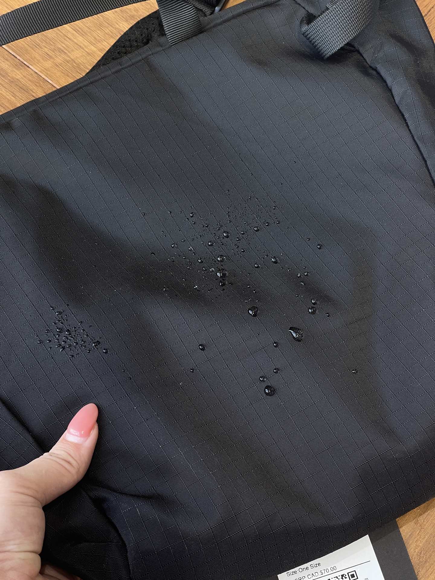 NO:919256,It uses N400r-AC2 tear-proof nylon coated fabric and has been treated with FCO DWR (durable water repellent). Combined with the taped seam process, it provides effective windproof and water-repellent protection!  Whether it’s a sudden rainy day or you accidentally knock over a water bottle on your bag, you don’t have to worry about the items inside getting wet!  , bags      trendy department store19860909采用了N400r-AC2防撕裂尼龙涂层面料,并经过 FCO DWR（持久防泼水）处理,结合压胶接缝工艺,带来有效的防风防泼水防护！不管是突然遇到下雨天,还是不小心将水杯打翻在包上,都不用担心里面的物品会被打湿！,箱包  ,accessory