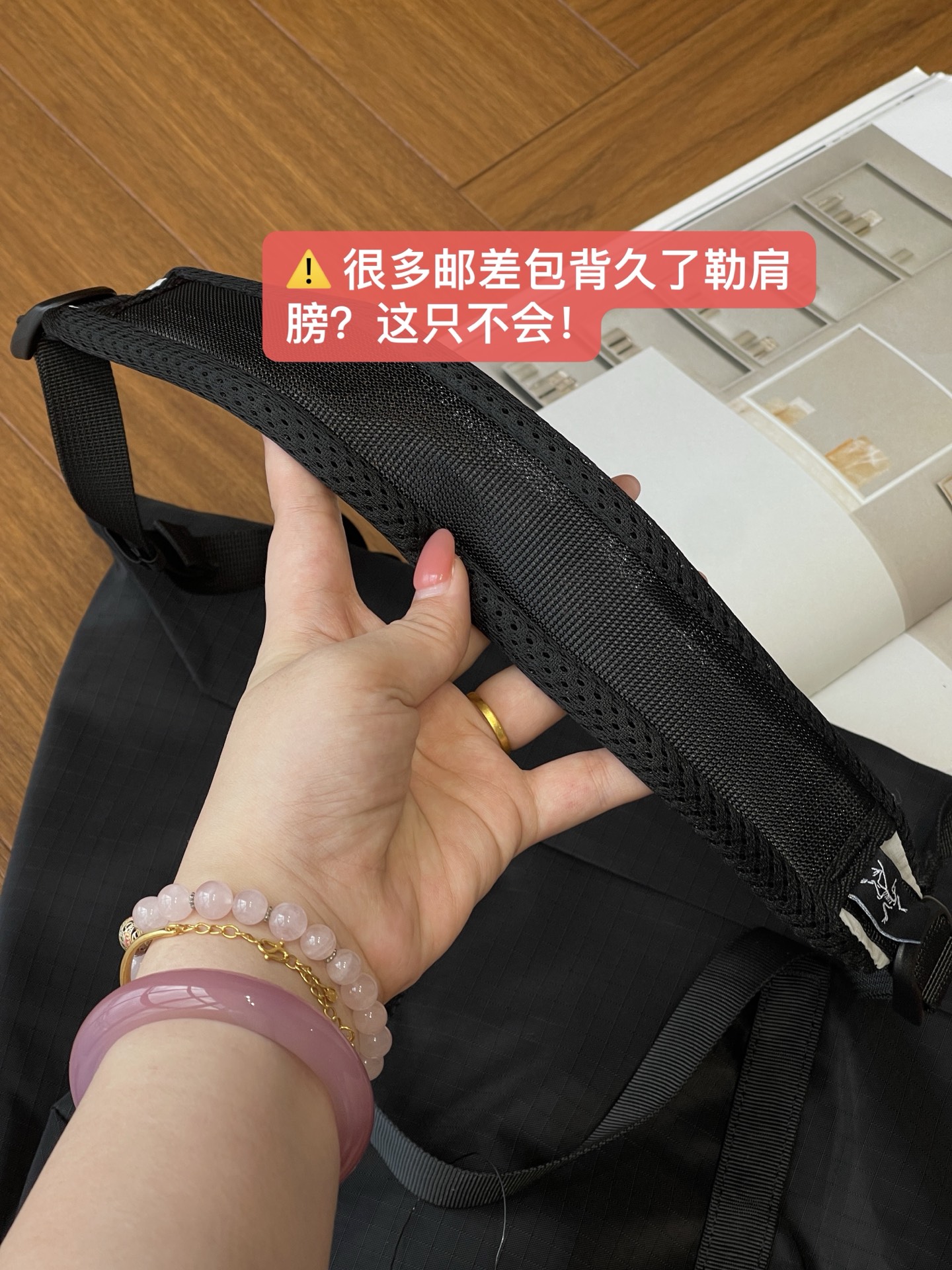 NO:919251,[Backpack System·Easy to carry on one shoulder or across the body] Are many messenger bags straining your shoulders after carrying them for a long time?  This one won't!  The widened and thickened shoulder strap is adjustable and detachable, and can be carried on one shoulder to disperse pressure. The cross-body back fits the body without swaying, making it stable when riding or walking!  The top handle can be used to carry it in or out of the car, instantly transforming it into a briefcase-carrying feeling!  The three-point fixed bag fits tightly against the back without slipping on the shoulders, and does not shift when running with two steps - these are the details of outdoor genes!  , bags      trendy department store19860909【背负系统·单肩斜挎都爽】 很多邮差包背久了勒肩膀？这只不会！ 加宽加厚肩带可调节、可拆卸,单肩背分散压力,斜挎背贴合身体不晃荡,骑车、走路都稳！ 顶部提手上车提、下车提,秒变手拎公文包感觉！ 三点式固定包身贴背不溜肩,跑两步都不移位——这就是户外基因的细节！,箱包  ,accessory