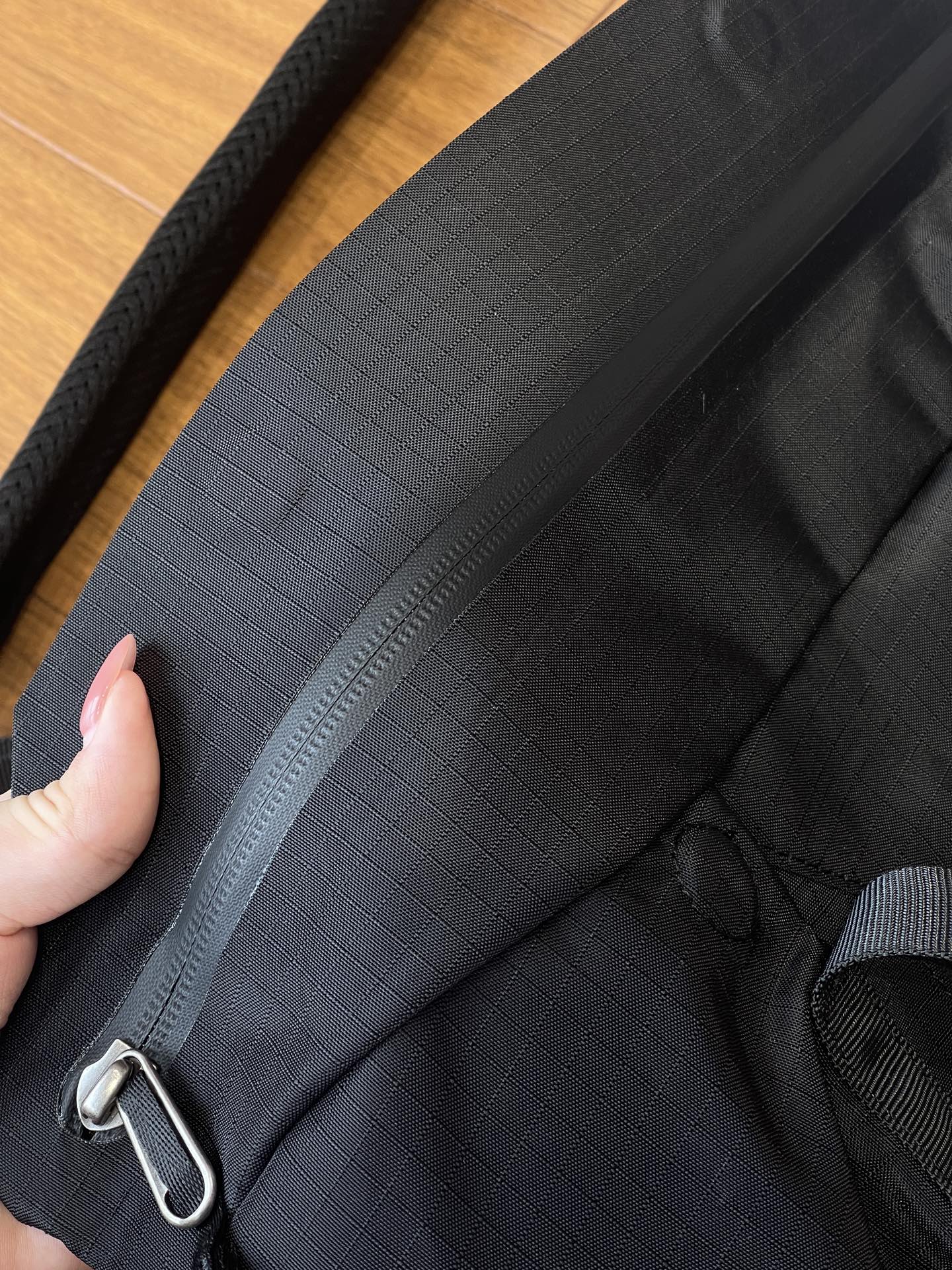 NO:919242,Taed Seams: Zippers and seams are fully taped and sealed to prevent water seepage!  This is the same idea as the hard shell jacket applied to the bag, the ultimate shield in the urban rainy season!  !  !  , bags      trendy department store19860909压胶接缝工艺（Taed Seams）拉链、缝线处全压胶密封,拒绝渗水！这是硬壳冲锋衣的同款思路用到包上,城市雨季的终极护盾！！！,箱包  ,accessory