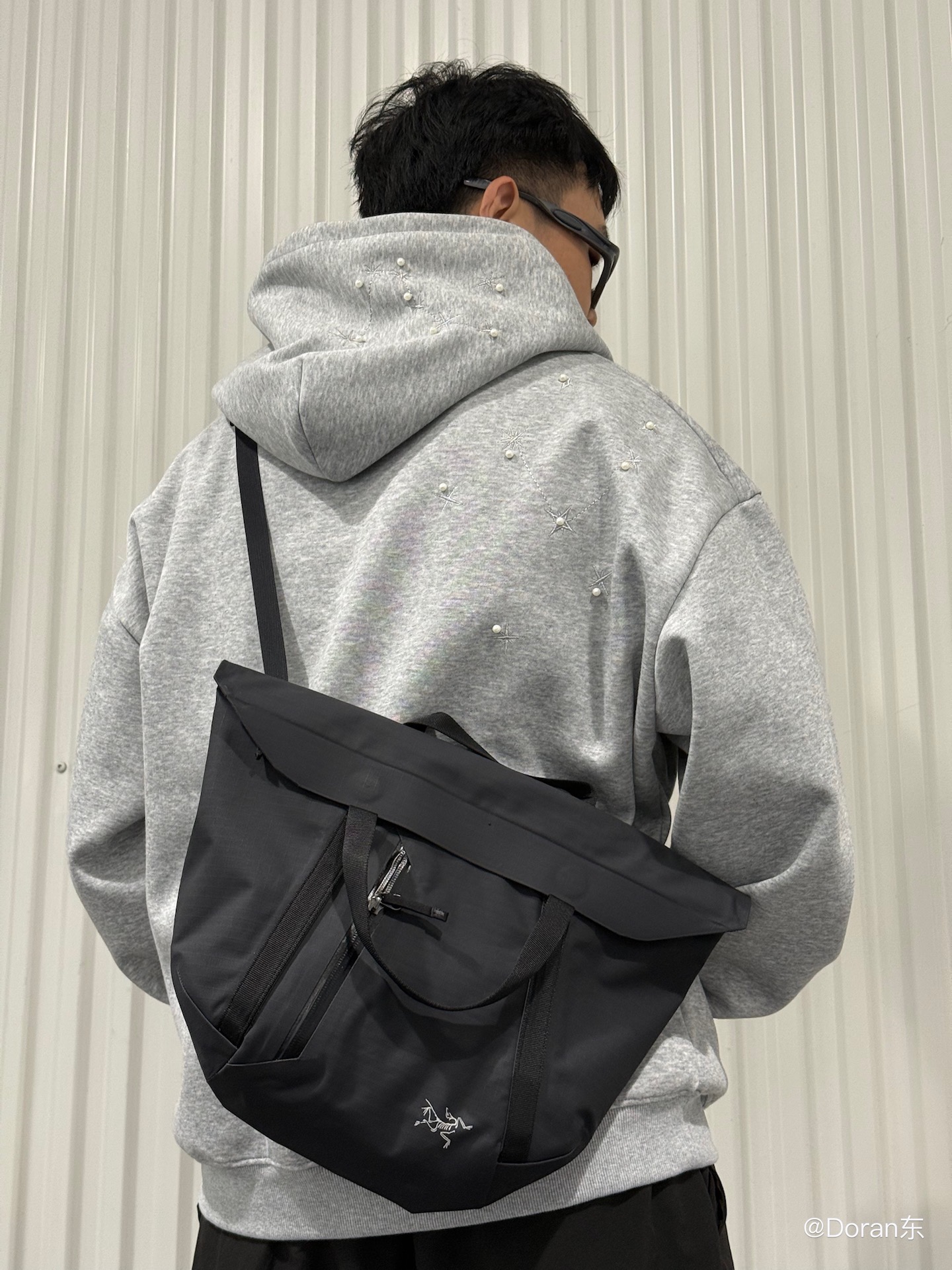 NO:919276,There are no fancy decorations, just a low-key and exquisite Arc'teryx Bird Logo!  !  !  Minimalist industrial style + functional attributes = this year’s most popular Gorcore outfit soul item!  Black and dark functions, it looks great with overalls/denims/suits!  Rock Frost Purple (Limited Edition) Morandi Purple with low saturation, high-end and rare, girls’ backs look white, boys’ backs are artistic, and they are extremely photogenic!  It’s no problem for couples to share it or for besties to carry each other on their backs. One bag can handle two people’s travels!  !  !  !  , luggage      trendy department store, business suit19860909没有花哨装饰,只有一个低调精致的Arc'teryx Bird Logo！！！ 极简工业风＋机能属性＝今年最火的Gorcore穿搭灵魂单品！ 黑色暗黑机能,配工装裤/牛仔/西装都炸！ 岩霜紫（限量）低饱和度莫兰迪紫,高级又少见,女生背显白,男生背文艺,上镜绝绝子！ 情侣共用、闺蜜互背都没问题,一只包解决两人出行！！！！,箱包    潮品百货,busines,accessory