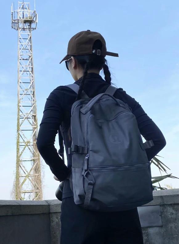 NO:938921,This backpack is not only suitable for sports and leisure, but it is also the finishing touch as a decoration when traveling!  Light in weight, large in content, and suitable for both men and women, the whole family can use it!  !  , bags      trendy department store19860909这款双肩包不仅运动休闲的时候可以,出街旅游作为装饰更是点睛之笔！自重轻、内容量大、男女同款全家可用！！,箱包  ,accessory