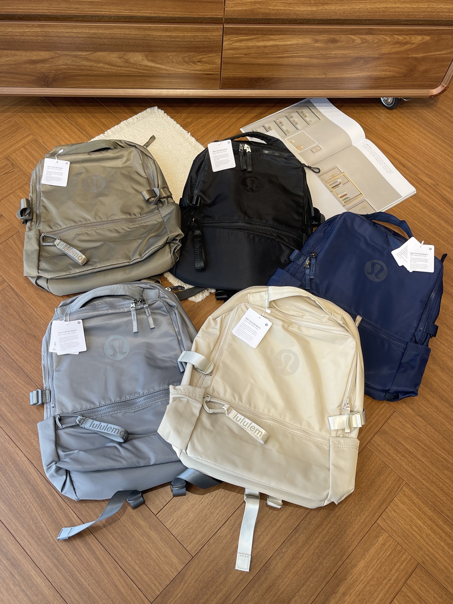 NO:938912,Lulu New Crew Backack, wear it to embrace spring!  Sisters, your spring outing plans are ready, are your bags ready?  Still carrying that bulky and tacky old-fashioned backpack?  Throw it away!  Today I would like to introduce to you the Lulu New Crew Backack sports waterproof backpack!  Overseas, the regular price is even cheaper after discounts, and our price/performance ratio is perfect!  The inventory is really tight. This batch of goods is not easy to come by. If you are slow and slow, if you miss it, your thighs will be broken!  , bags      trendy department store19860909Lulu New Crew Backack,背上它去拥抱春天！ 姐妹们,春游计划做好了,包包准备好了吗？ 还在背那种笨重又土气的老式双肩包？快扔掉！今天给你们按头安利这款Lulu New Crew Backack 运动防水双肩包！ 海外正价折完还要+,咱这性价比直接拉满！库存真的告急,这批货来得不容易,手慢无,错过真的要拍断大腿！,箱包  ,accessory