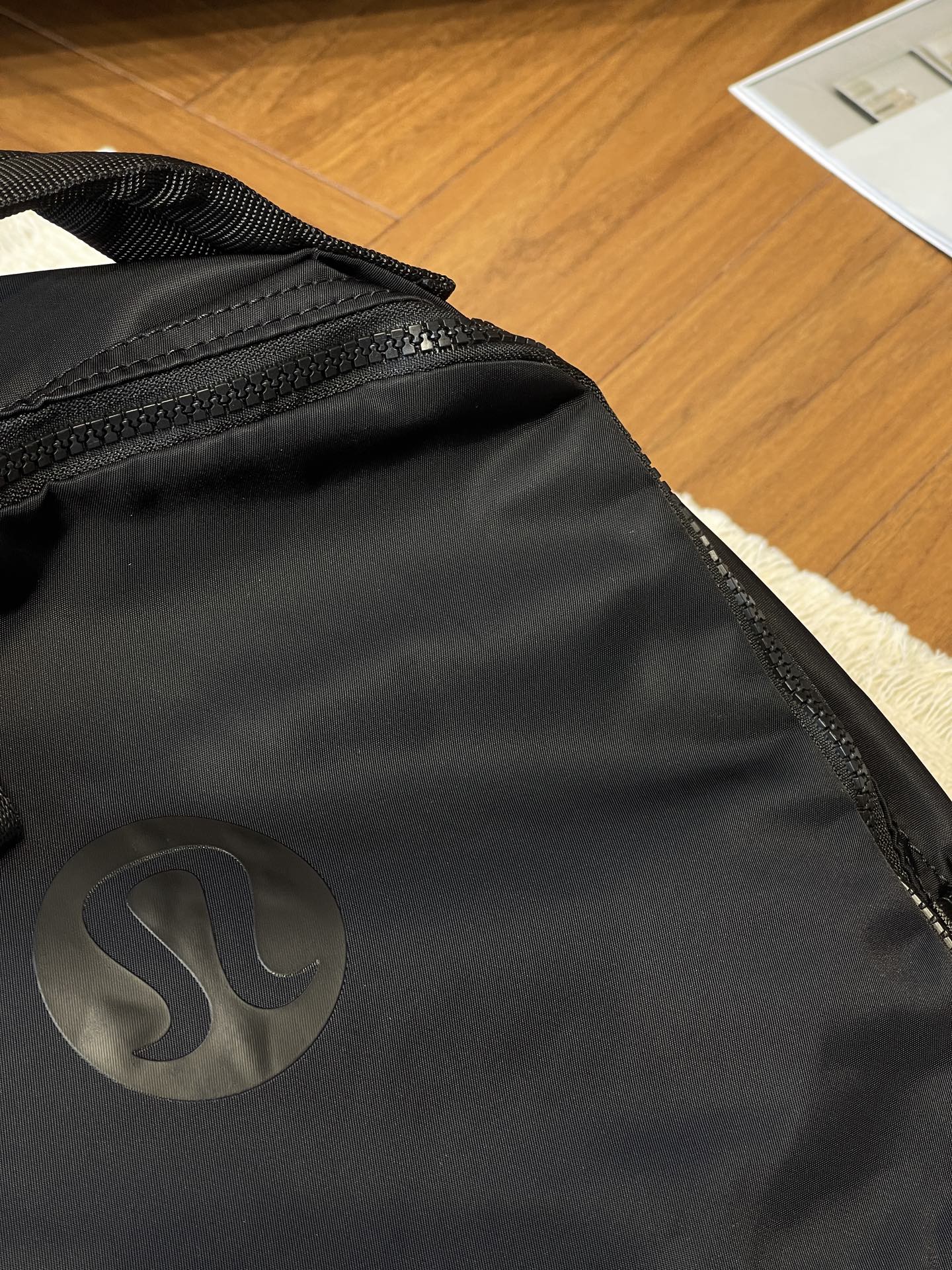 NO:938869,[Black technology fabrics are more advanced than Longchamp] Don’t compare with ordinary nylon!  This one uses Nikon renewable fabric developed by DuPont in the United States!  The upgraded texture is thicker and tougher than single layer nylon!  The surface has a low-key pearlescent feel, which is delicate and smooth. The gloss under the sun is really amazing!  Practicality MAX slightly waterproof + super anti-fouling!  Spilled the milk tea?  Splattered mud?  Just wipe it with a tissue and it will be clean!  It's wear-resistant and washable, and it won't wrinkle easily no matter how hard you try it. Lazy people are ecstatic!  The crisp and stylish bottom comes with a soft bottom support. Even if you only put an IAD inside, the bag will still stand upright and will not stick to your back softly, making you look slim and energetic!  , bags      trendy department store19860909【黑科技面料比珑骧更高级】 别拿普通尼龙来比！这款用的是美国杜邦公司研发的Nikon可再生面料！ 质感升级比单层尼龙厚实,有韧性！表面自带一种低调的珠光感,细腻光滑,在阳光下那种光泽度,真的绝了！ 实用性MAX轻微防水+超强防污！奶茶洒了？泥点溅了？纸巾一擦就干净！耐磨耐洗,怎么折腾都不易起皱,懒人狂喜！ 挺括有型底部自带软底托,哪怕里面只放个iad,包包依然站得笔直,不会软塌塌地贴在背上,显瘦又精神！,箱包  ,accessory