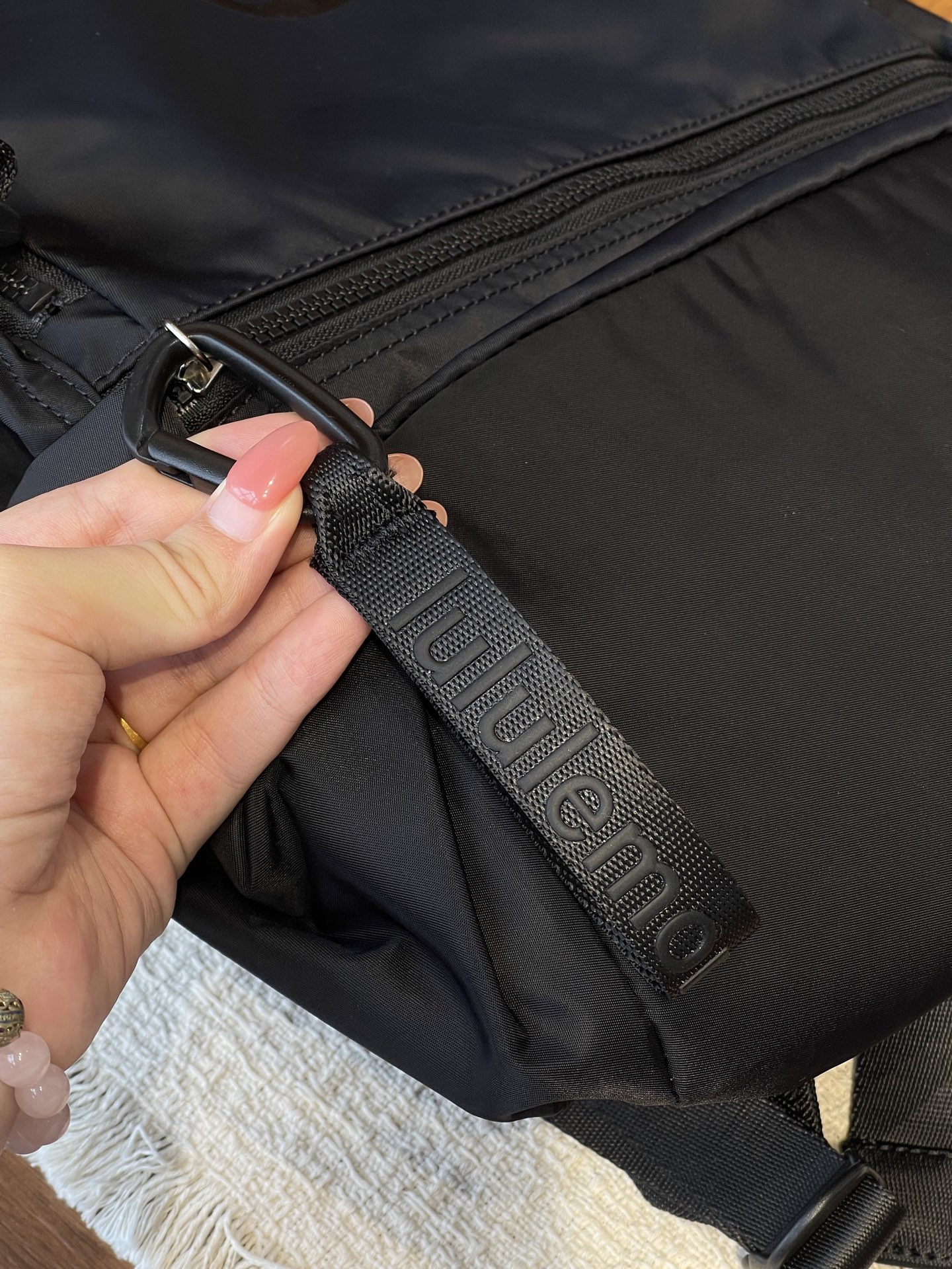 NO:938865,The zipper buckle on the front is removable, very convenient!  !  It can also be hung on other bags!  !  , bags      trendy department store19860909前身这个拉链扣是可以拆卸的 非常方便！！还可以挂在别的包身上！！,箱包  ,accessory