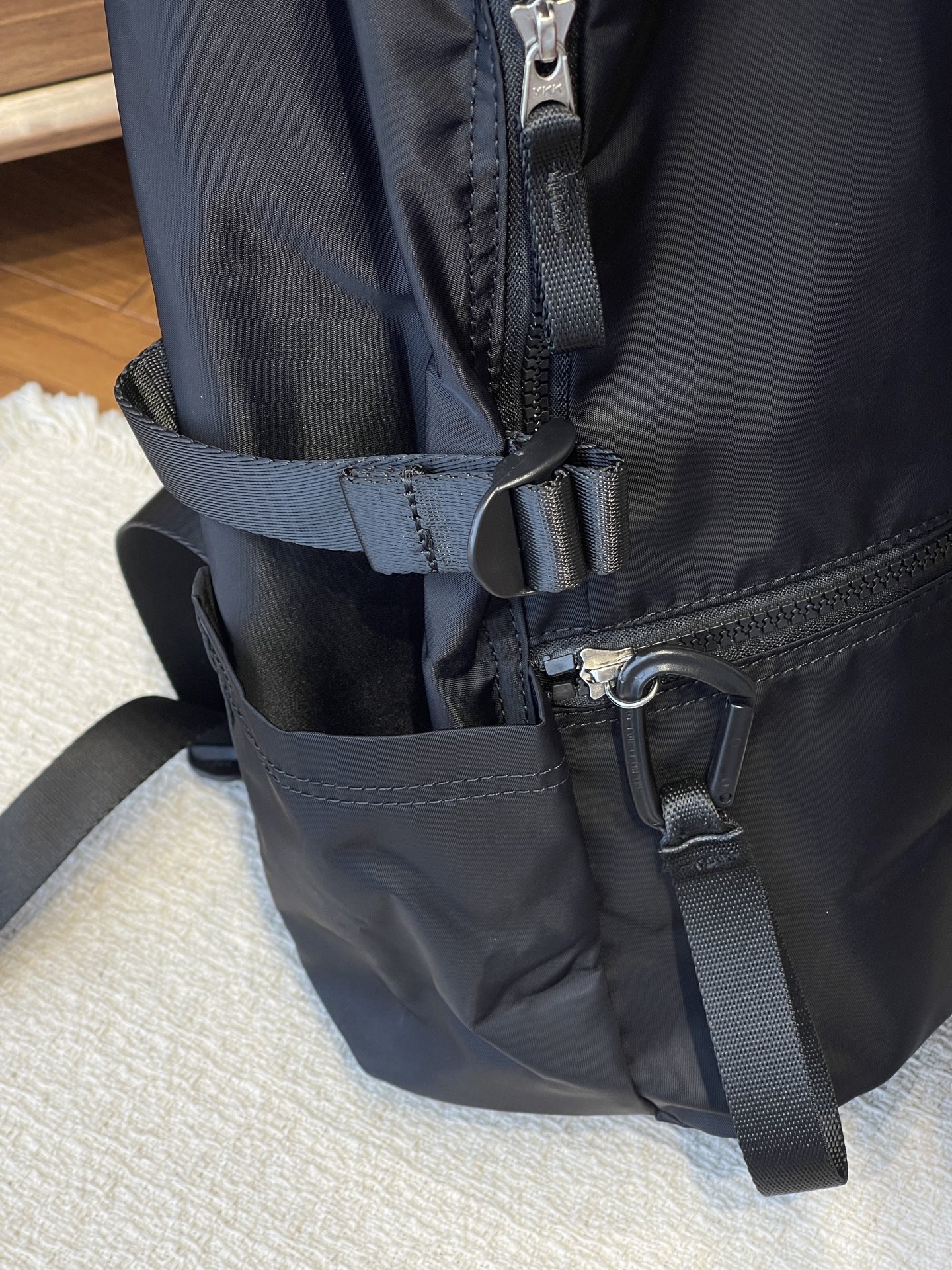 NO:938932,There is also a small pocket on the inside for small items, a zipper pocket on the lower front, and buckles on both sides to hold a tall water bottle!  !  !  , bags      trendy department store19860909另外还有内侧小口袋,置放小物品,前下侧还有拉链袋,两侧有带扣带的放置高水杯的设计,可放置水杯！！！,箱包  ,accessory