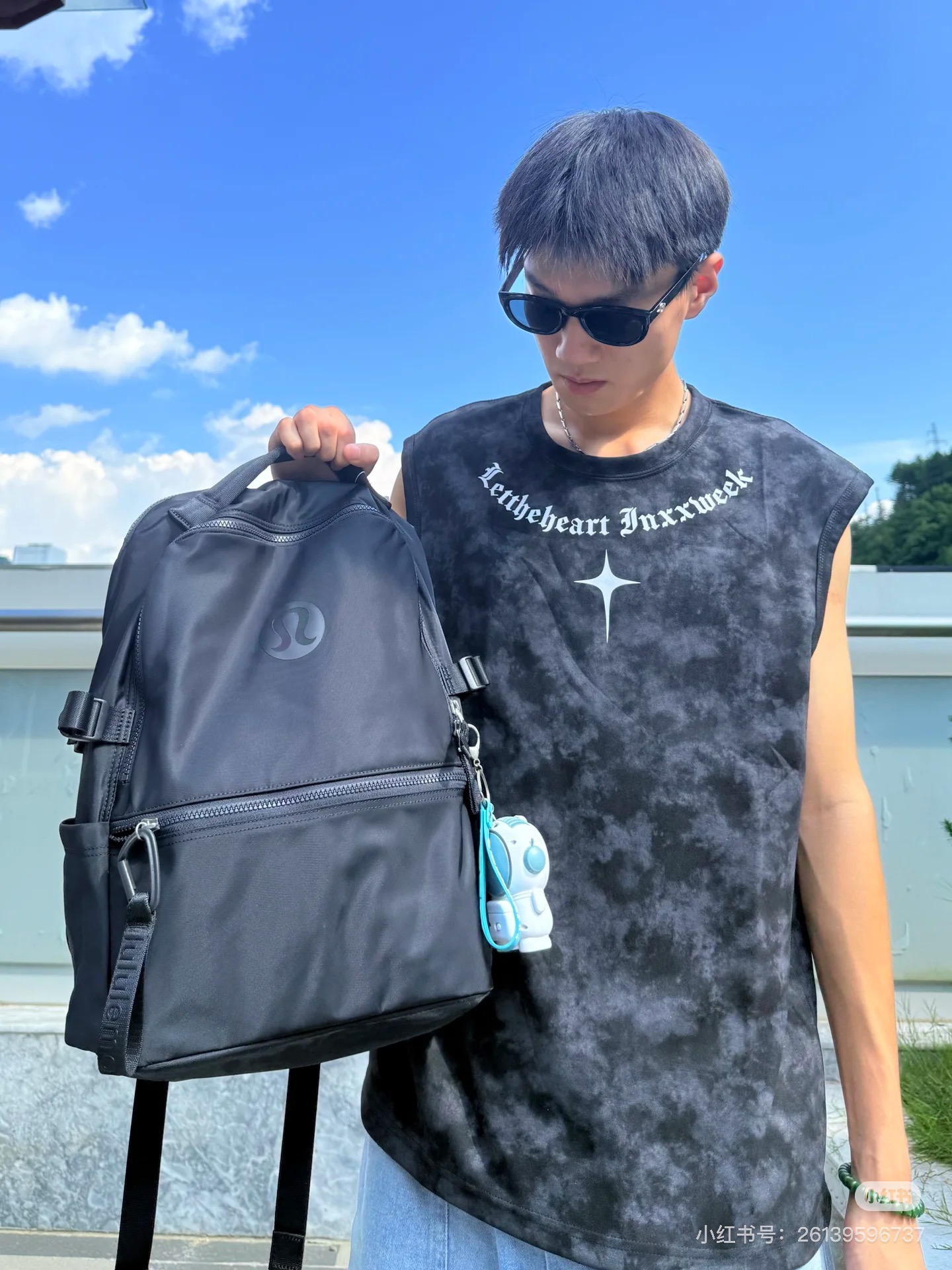 NO:938905,lululemon new crew 22L backpack ~ It’s really easy to hold, and the dedicated compartment for a laptop is also very thick. I have a 13-inch Mac, and after putting it in, I feel like I can fit a 16-inch laptop!  The front bag has a lot of space, so it can fit 3-4 autumn clothes, and the side pockets can hold cups and umbrellas!  , luggage      trendy department store, umbrellas19860909lululemon new crew 22L 双肩包～ 真的好能装,笔记本电脑的专属仓也很厚实,我是13寸的Mac,装进去后感觉还能装一个16寸的笔记本电脑！前面的袋子空间也很大,3-4件秋装衣服没问题,侧面的兜兜可以装杯子和雨伞！,箱包    潮品百货,umb,accessory