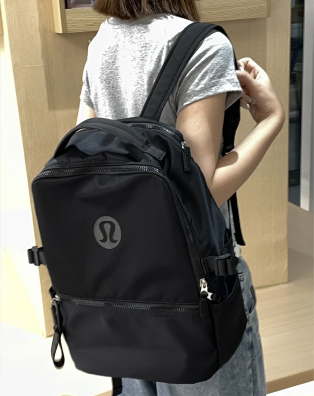 NO:938889,Spring outing C package!  Lulu New Crew Backack, the upper body directly loses 10 pounds!  Sisters, believe me!  Choose the right bag and your temperament will double!  This Lulu New Crew backpack, I would like to call it a 'back killer' grower!  Regardless of its large capacity, the upper body effect is really unique - that kind of crisp and light silhouette, once worn on the upper body, the whole person becomes neat and loose, as if it has a built-in 'old money style' filter!  !  !  , bags      trendy department store19860909春游踏青C位包！Lulu New Crew Backack,上身直接显瘦10斤！ 姐妹们,信我！包包选对,气质翻倍！这只LuluNew Crew双肩包,我愿称之为“背影杀手”养成器！ 别看它容量大,上身效果真的绝绝子——那种挺括又轻盈的轮廓,一背上身,整个人都变得利落又松弛,仿佛自带“老钱风”滤镜！！！,箱包  ,accessory