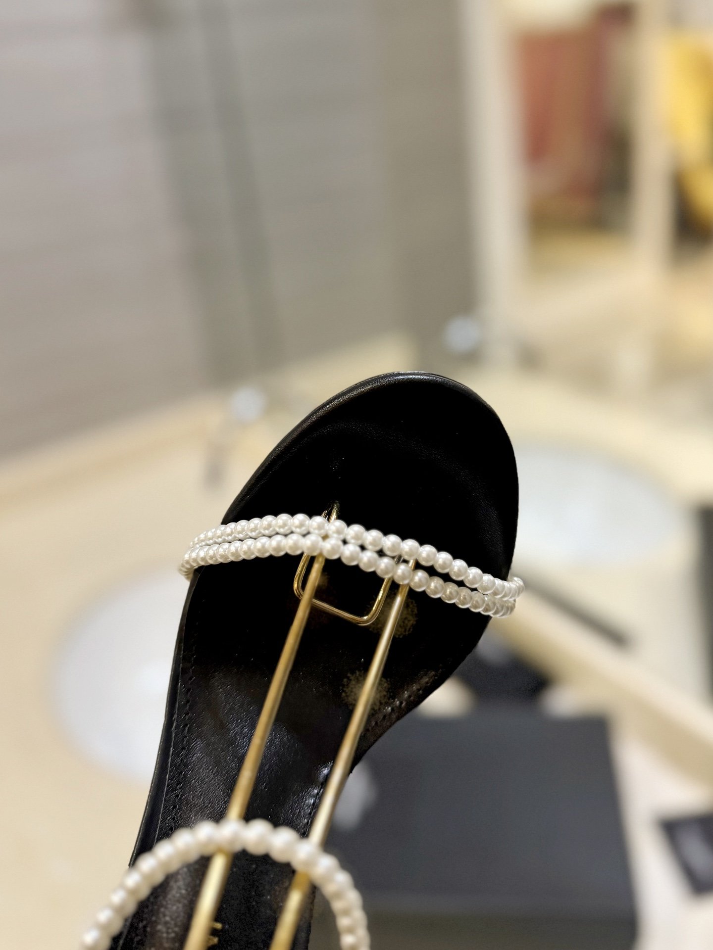 SaintLaurent圣罗兰YSL珍珠一字带绑带高跟凉鞋女神系列名媛风材料:进口珍珠置于鞋面和脚踝清新