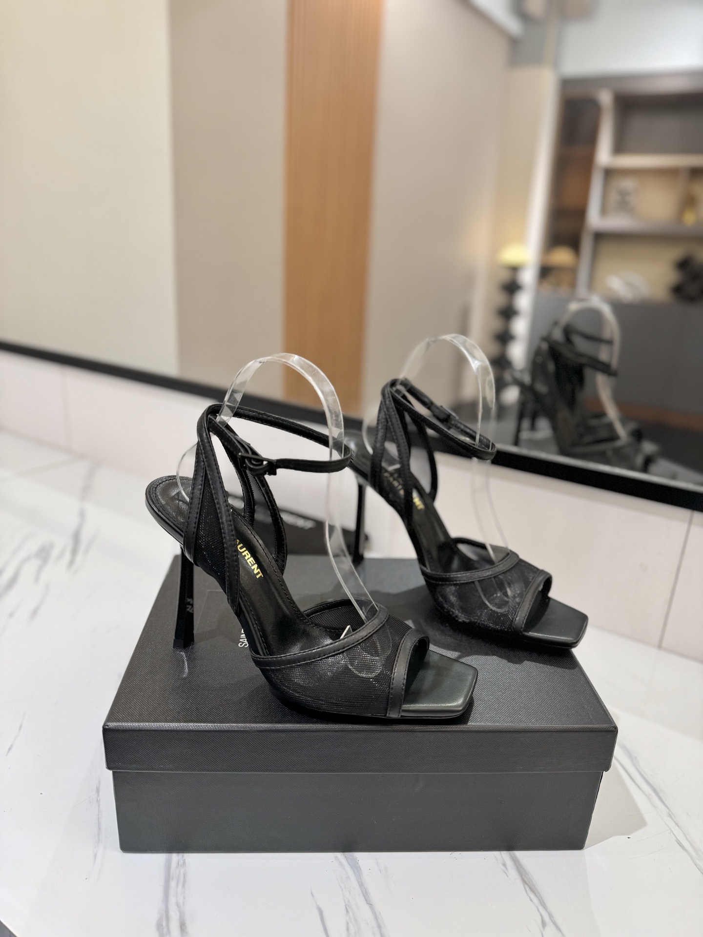 NO:722564,[Saint Laurent] YSL mesh strap high-heeled sandals. These high-heeled shoes are suitable for both men and women. I love them. They are indeed the brand that understands women best. They are sold out as soon as they are new. Especially the side line design is smooth, natural and slim. It makes the whole pair of shoes full of layering and femininity. No matter what your usual style is, you must try it!  The upper is made of imported mesh, the lining is mixed sheepskin, the Italian genuine leather outsole, the heel height is 10cm, Size35-39 (40/41 customized), high heels sandals, saint laurent, saint laurent, saint laurent, sandals, high heels, sheepskin, Leather soles19860909【Saint Laurent 圣罗兰】YSL网纱带高跟凉鞋 斩男又斩女的高跟鞋 爱了 不愧是最懂女人的品牌 上新即售空 尤其是侧面线条设计流畅自然还很显瘦 让整双鞋层次感十足又富有女人味 不管你平时什么风格 请你一定要试试它！ 鞋面采用进口网纱 内里是混种羊皮 意大利真皮大底 跟高10cm Size35-39（40/41定制）,高跟鞋凉鞋,saint laurent,saint laurent,saint laurent,sandals,high heels,sheepskin,Leather soles,Women's Shoes