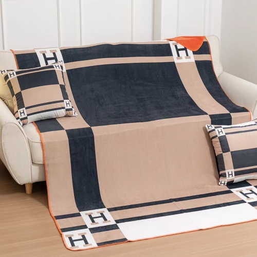 Luxury Fleece Blanket with 'H' Design, Soft Plush Throw for Home Decor