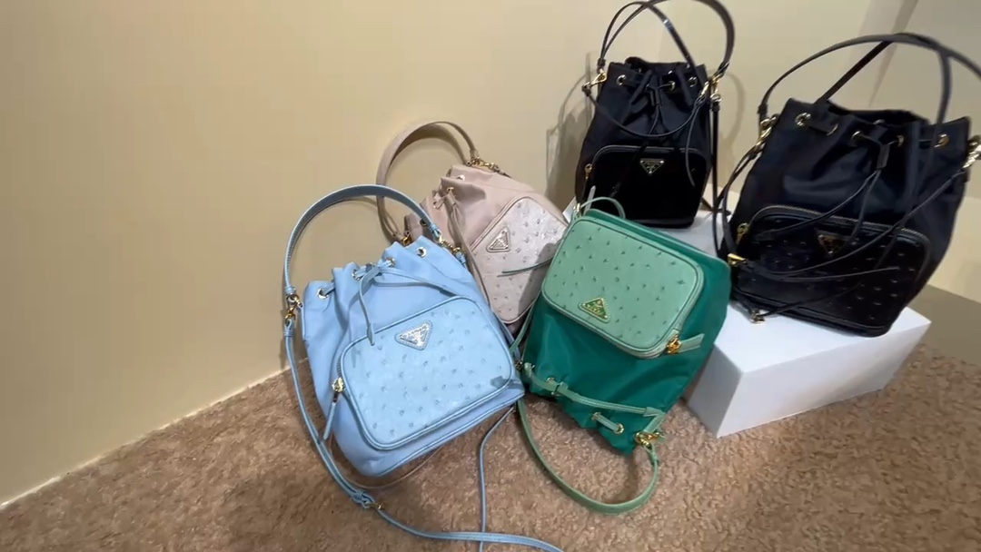Prada's latest model - the zipper pocket is newly equipped with leather. Official 1BH038 size/22.517.512