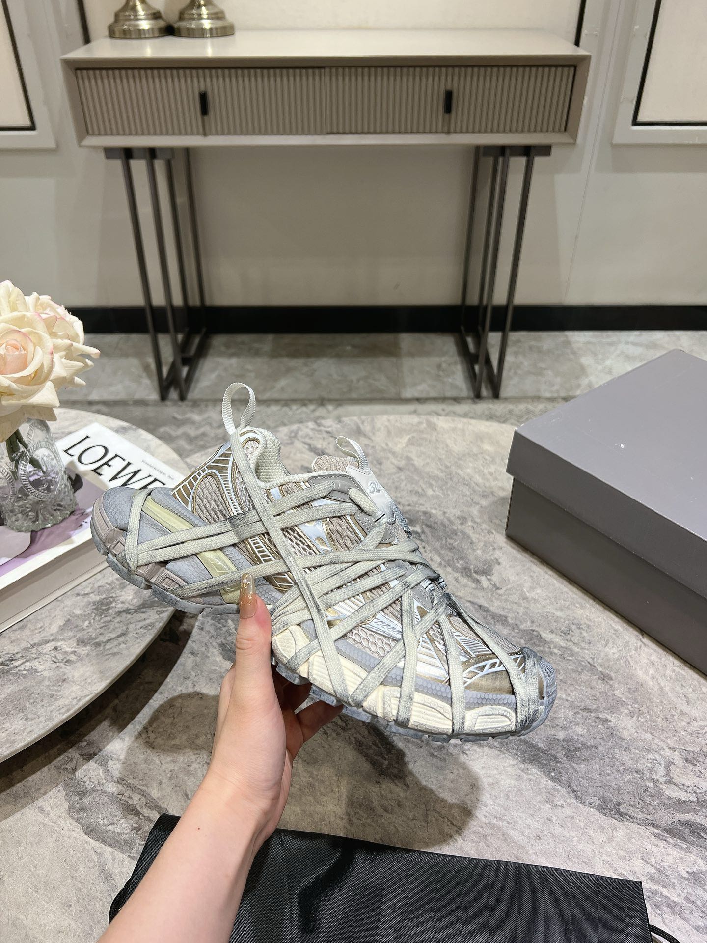 P440¥顶级版本 巴黎世家 户外概念鞋 
Balenciaga Sneaker Tess 十代B款绑带鞋
独家纯原版本 细节精准对位官方 私模组合大底
原装大盒 从里到外 一切百分百还原官方配置 顶级专供外贸 碾压市面一切真标版本 
Size：35-45