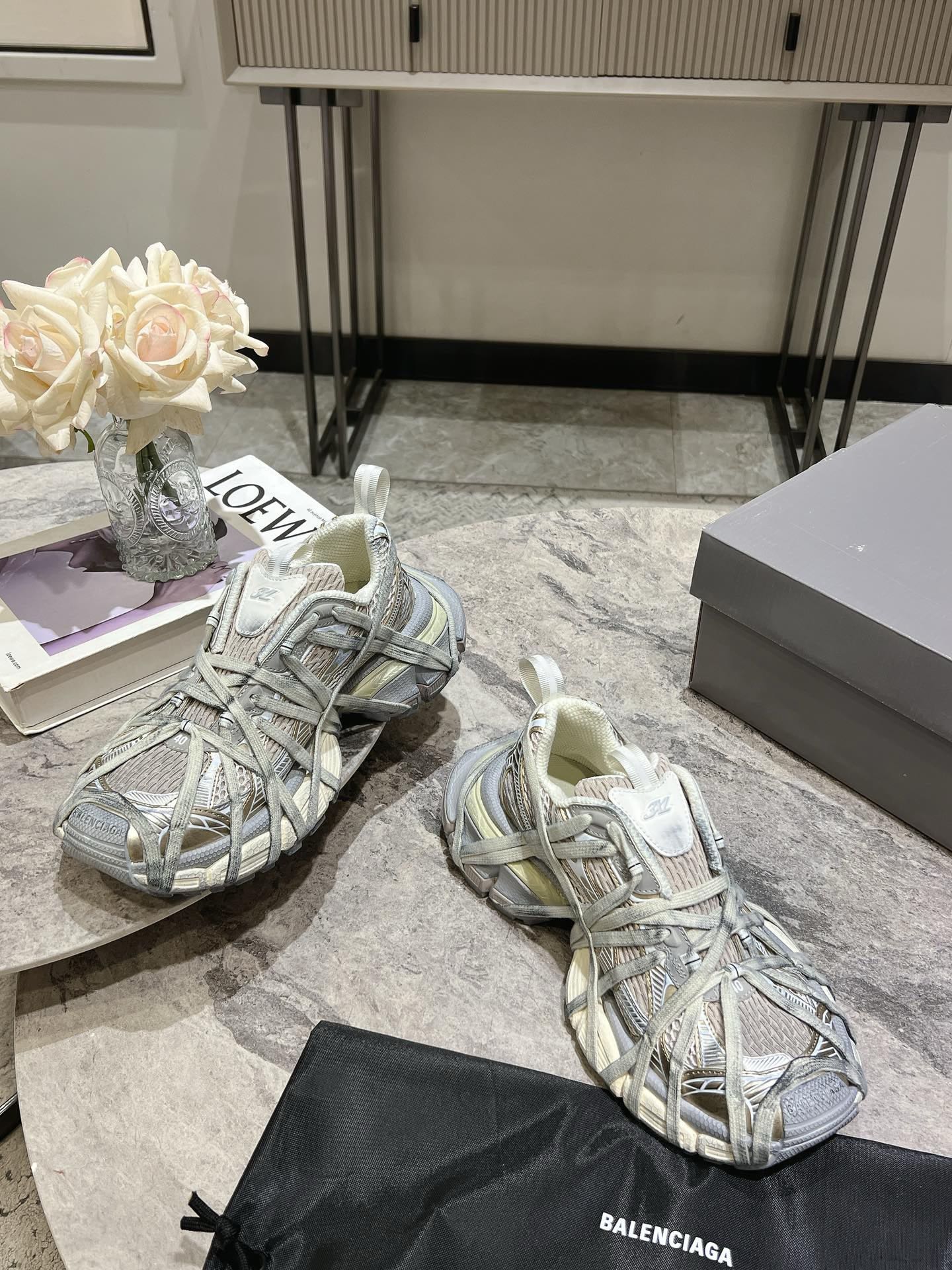 P440¥顶级版本 巴黎世家 户外概念鞋 
Balenciaga Sneaker Tess 十代B款绑带鞋
独家纯原版本 细节精准对位官方 私模组合大底
原装大盒 从里到外 一切百分百还原官方配置 顶级专供外贸 碾压市面一切真标版本 
Size：35-45