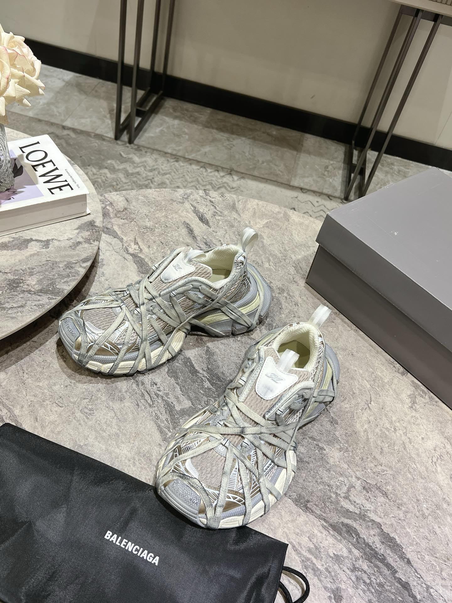 P440¥顶级版本 巴黎世家 户外概念鞋 
Balenciaga Sneaker Tess 十代B款绑带鞋
独家纯原版本 细节精准对位官方 私模组合大底
原装大盒 从里到外 一切百分百还原官方配置 顶级专供外贸 碾压市面一切真标版本 
Size：35-45