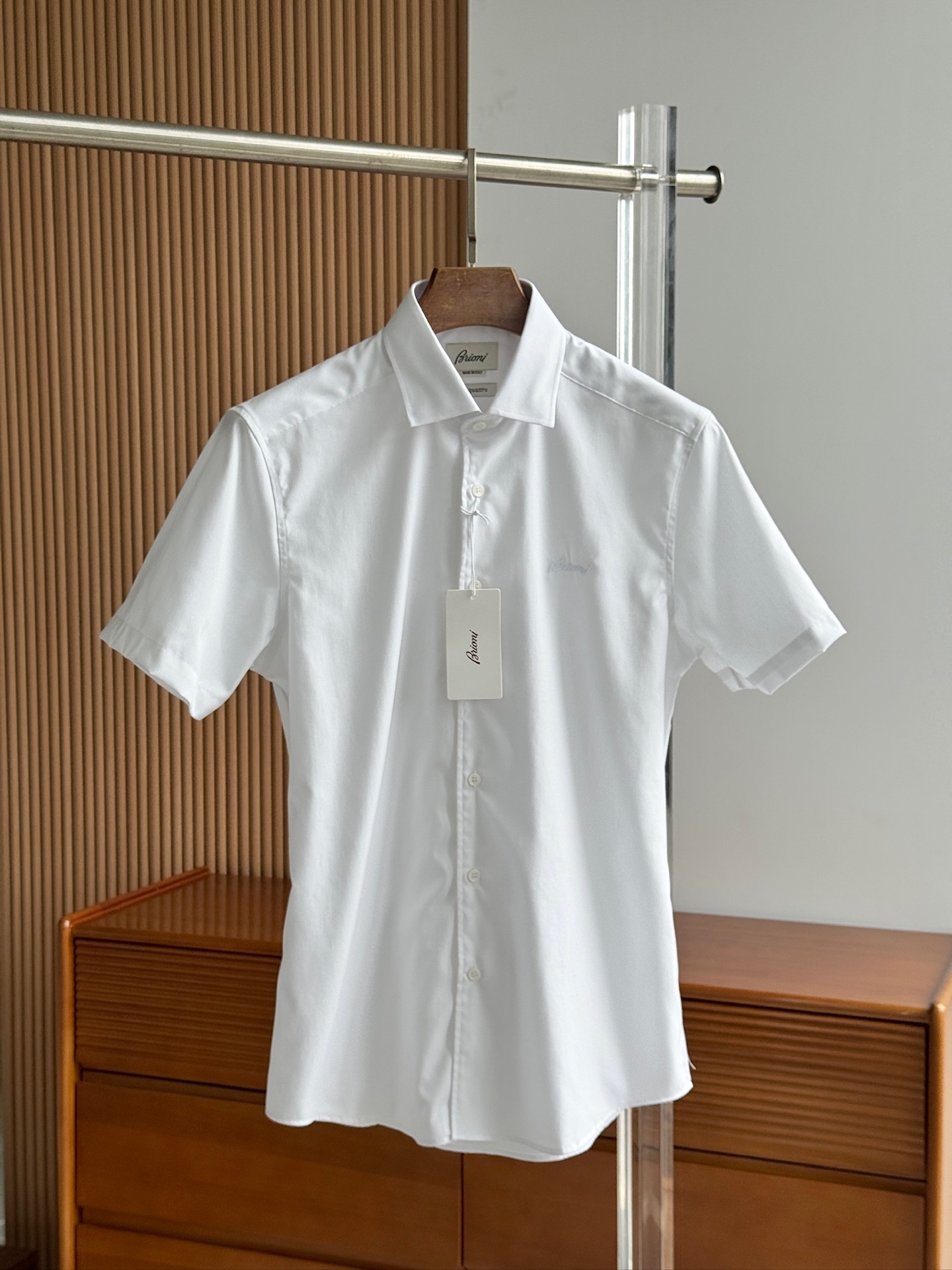 NO:460394,Brioni, Brioni, academy style embroidery design, privately customized fabrics, short-sleeved shirts for men. Foreign-style channel goods, pure blood quality, new spring and summer products, and classic products with word of mouth!  As a recognized fashion item, shirts are undoubtedly one of the most vital elements in the fashion circle. They appear very frequently, are simple and distinctive. They are a good medicine to improve vision, that is, they are intellectual and elegant, and show their taste and temperament, with various label symbols!  The fabrics and auxiliary materials are all supplied by foreign merchants. The heavy-duty long leash cotton imported from Turkey, double-strand 120 high-strand yarn, the garment process of the old Italian workshop is fixed weaving and dyeing, the texture is delicate and soft, the fabric has excellent texture comfort and skin-friendliness, full of cotton, and the experience is excellent!  It is also excellent in terms of details. It is well-stroked and has first-class tailoring. It has exclusive and sophisticated cutting technology, which conforms to rigorous ergonomic design, classic Italian button collar, which has traditional craft symbols, and gives the new season fashion vitality and fashion aesthetic value!  A style that is both solemn and harmonious, with a light and restrained and refreshing color scheme, with an elegant temperament attribute, full of high-end feel!  Invincible versatile, with extensive compatibility, the first choice for urban elite men!  Size: SMLXLXXL 020,,shirts,T-shirt,alexander wang19860909布里奥尼,Brioni,学院风绣花设计私定面料男士短袖衬衫.洋行渠道货,纯正血统品质,春夏新品,口碑化经典产物！ 衬衫作为公认的时尚单品,无疑是时尚圈生命力最强的元素之一,出镜率极高,简单而个性鲜明,是改良视觉的良药,即知性儒雅又彰显品位气质,有着各种标签符号！ 面料和辅料皆为外商客供,重磅土耳其进口长绒棉,双股120高支纱线,意大利本土老牌工坊成衣工序定织定染,肌理细腻柔软,面料质感舒适度与亲肤性绝佳,棉感十足,体验感极佳！ 在细节方面亦是非常出色,走线严丝合缝,剪裁一流,拥有独家精良的裁剪技术,符合严谨的人体工程学设计,经典意式纽扣领,颇具传统工艺符号,并赋予了新一季时尚活力和时装美学价值！ 亦庄亦谐的风格,轻熟内敛且清爽的配色,自带儒雅气质属性,高级感十足！无敌的百搭,兼容性广泛,都市精英男士首选！ 尺码:SMLXLXXL 020,,shirts,T-shirt,alexander wang,Men's clothing