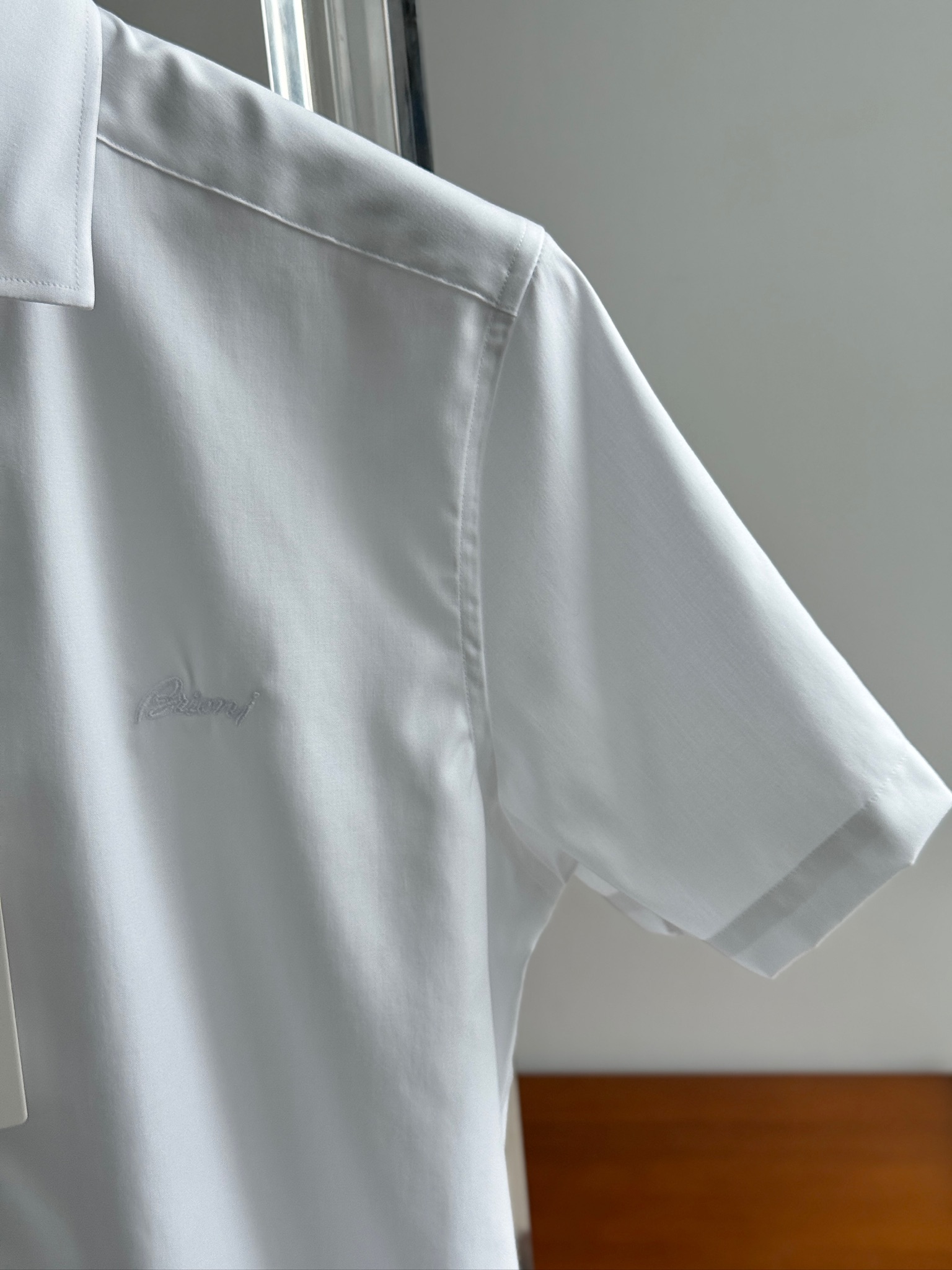 布里奥尼，Brioni，学院风绣花设计私定面料男士短袖衬衫。洋行渠道货，纯正血统品质，春夏新品，口碑化经