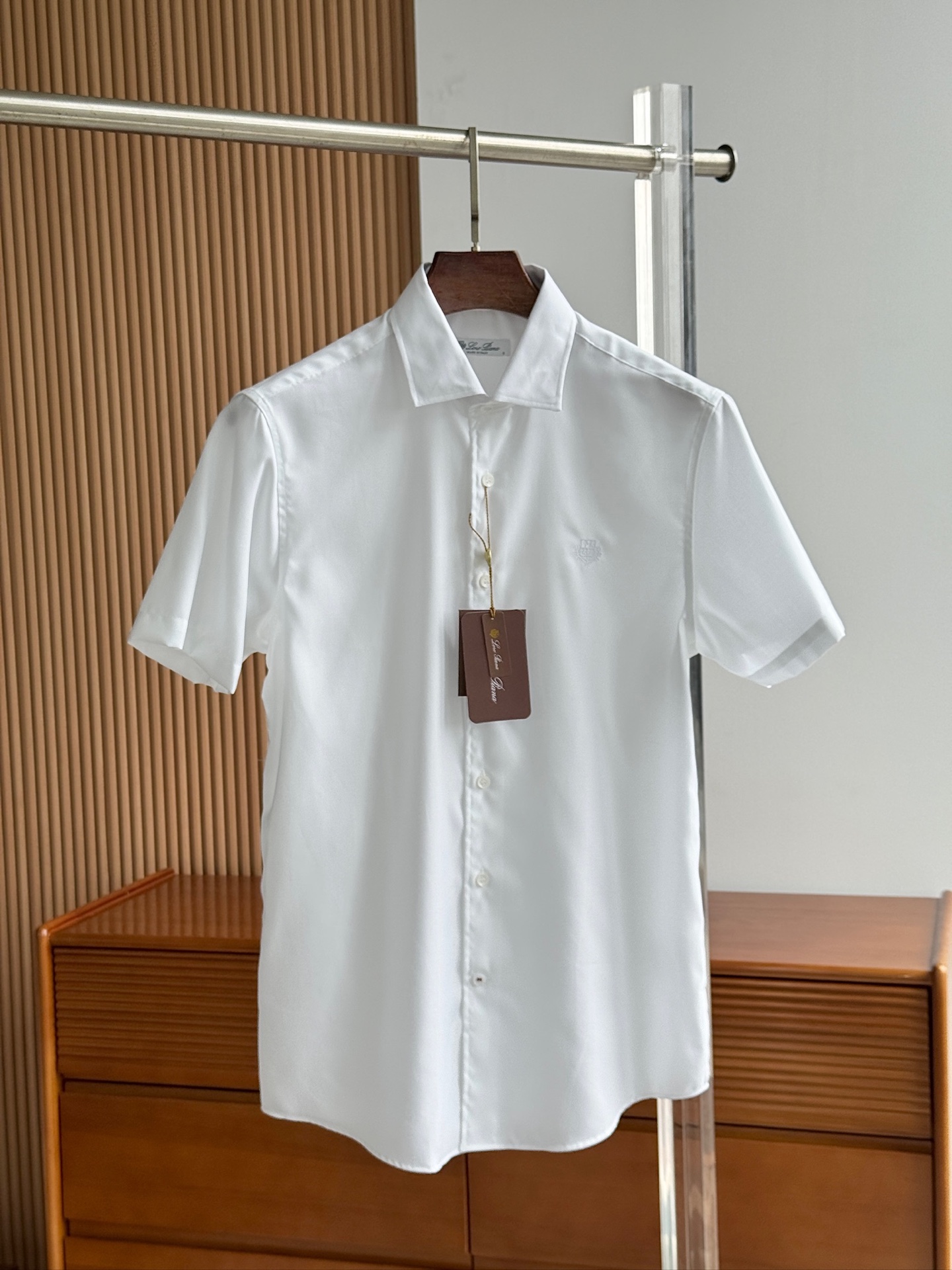 NO:460388,LP classic academic style, designed private fabric men's short-sleeved shirts, foreign business channel goods, pure blood quality, new spring and summer products, and classic products with word of mouth!  As a recognized fashion item, shirts are undoubtedly one of the most vital elements in the fashion circle. They appear very frequently, are simple and distinctive. They are a good medicine to improve vision, that is, they are intellectual and elegant, and show their taste and temperament, with various label symbols!  The fabrics and auxiliary materials are all supplied by foreign merchants. The heavy-duty long leash cotton imported from Turkey, double-strand 120 high-strand yarn, the garment process of the old Italian workshop is fixed weaving and dyeing, the texture is delicate and soft, the fabric has excellent texture comfort and skin-friendliness, full of cotton, and the experience is excellent!  It is also excellent in terms of details. It is well-stroked and has first-class tailoring. It has exclusive and sophisticated cutting technology, which conforms to rigorous ergonomic design, classic Italian button collar, which has traditional craft symbols, and gives the new season fashion vitality and fashion aesthetic value!  A style that is both solemn and harmonious, with a light and restrained and refreshing color scheme, with an elegant temperament attribute, full of high-end feel!  Invincible versatile, with extensive compatibility, the first choice for urban elite men!  Size: SMLXLXXL 020, loro piana,shirts,T-shirt,alexander wang19860909LP经典学院风,设计私定面料男士短袖衬衫,洋行渠道货,纯正血统品质,春夏新品,口碑化经典产物！ 衬衫作为公认的时尚单品,无疑是时尚圈生命力最强的元素之一,出镜率极高,简单而个性鲜明,是改良视觉的良药,即知性儒雅又彰显品位气质,有着各种标签符号！ 面料和辅料皆为外商客供,重磅土耳其进口长绒棉,双股120高支纱线,意大利本土老牌工坊成衣工序定织定染,肌理细腻柔软,面料质感舒适度与亲肤性绝佳,棉感十足,体验感极佳！ 在细节方面亦是非常出色,走线严丝合缝,剪裁一流,拥有独家精良的裁剪技术,符合严谨的人体工程学设计,经典意式纽扣领,颇具传统工艺符号,并赋予了新一季时尚活力和时装美学价值！ 亦庄亦谐的风格,轻熟内敛且清爽的配色,自带儒雅气质属性,高级感十足！无敌的百搭,兼容性广泛,都市精英男士首选！ 尺码:SMLXLXXL 020,,loro piana,shirts,T-shirt,alexander wang,Men's clothing