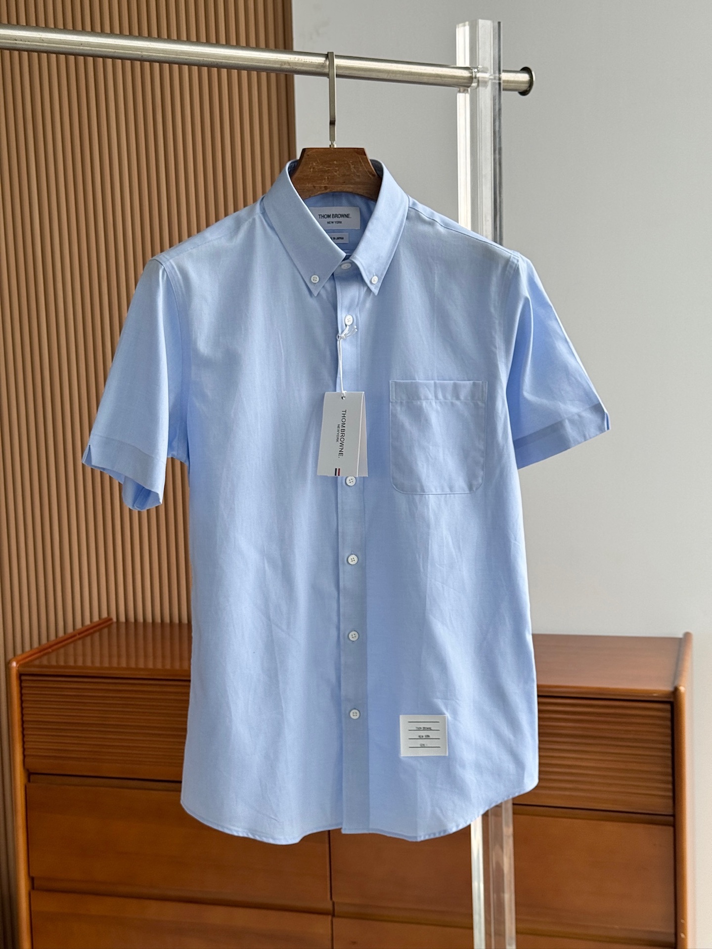 NO:460400,TB Brownie, classic college style webbing splicing design, private fabric for men's short-sleeved shirt, foreign channel goods, pure blood quality, new spring and summer products, and classic products with word of mouth!  As a recognized fashion item, shirts are undoubtedly one of the most vital elements in the fashion circle. They appear very frequently, are simple and distinctive. They are a good medicine to improve vision, that is, they are intellectual and elegant, and show their taste and temperament, with various label symbols!  The fabrics and auxiliary materials are all supplied by foreign merchants. The heavy-duty long leash cotton imported from Turkey, double-strand 120 high-strand yarn, the garment process of the old Italian workshop is fixed weaving and dyeing, the texture is delicate and soft, the fabric has excellent texture comfort and skin-friendliness, full of cotton, and the experience is excellent!  It is also excellent in terms of details. It is well-stroked and has first-class tailoring. It has exclusive and sophisticated cutting technology, which conforms to rigorous ergonomic design, classic Italian button collar, which has traditional craft symbols, and gives the new season fashion vitality and fashion aesthetic value!  A style that is both solemn and harmonious, with a light and restrained and refreshing color scheme, with an elegant temperament attribute, full of high-end feel!  Invincible versatile, with extensive compatibility, the first choice for urban elite men!  Size: SMLXLXXL 020, thom browne,shirts,T-shirt,alexander wang19860909TB布朗尼,经典的学院风织带拼接设计私定面料男士短袖衬衫,洋行渠道货,纯正血统品质,春夏新品,口碑化经典产物！ 衬衫作为公认的时尚单品,无疑是时尚圈生命力最强的元素之一,出镜率极高,简单而个性鲜明,是改良视觉的良药,即知性儒雅又彰显品位气质,有着各种标签符号！ 面料和辅料皆为外商客供,重磅土耳其进口长绒棉,双股120高支纱线,意大利本土老牌工坊成衣工序定织定染,肌理细腻柔软,面料质感舒适度与亲肤性绝佳,棉感十足,体验感极佳！ 在细节方面亦是非常出色,走线严丝合缝,剪裁一流,拥有独家精良的裁剪技术,符合严谨的人体工程学设计,经典意式纽扣领,颇具传统工艺符号,并赋予了新一季时尚活力和时装美学价值！ 亦庄亦谐的风格,轻熟内敛且清爽的配色,自带儒雅气质属性,高级感十足！无敌的百搭,兼容性广泛,都市精英男士首选！ 尺码:SMLXLXXL 020,,thom browne,shirts,T-shirt,alexander wang,Men's clothing