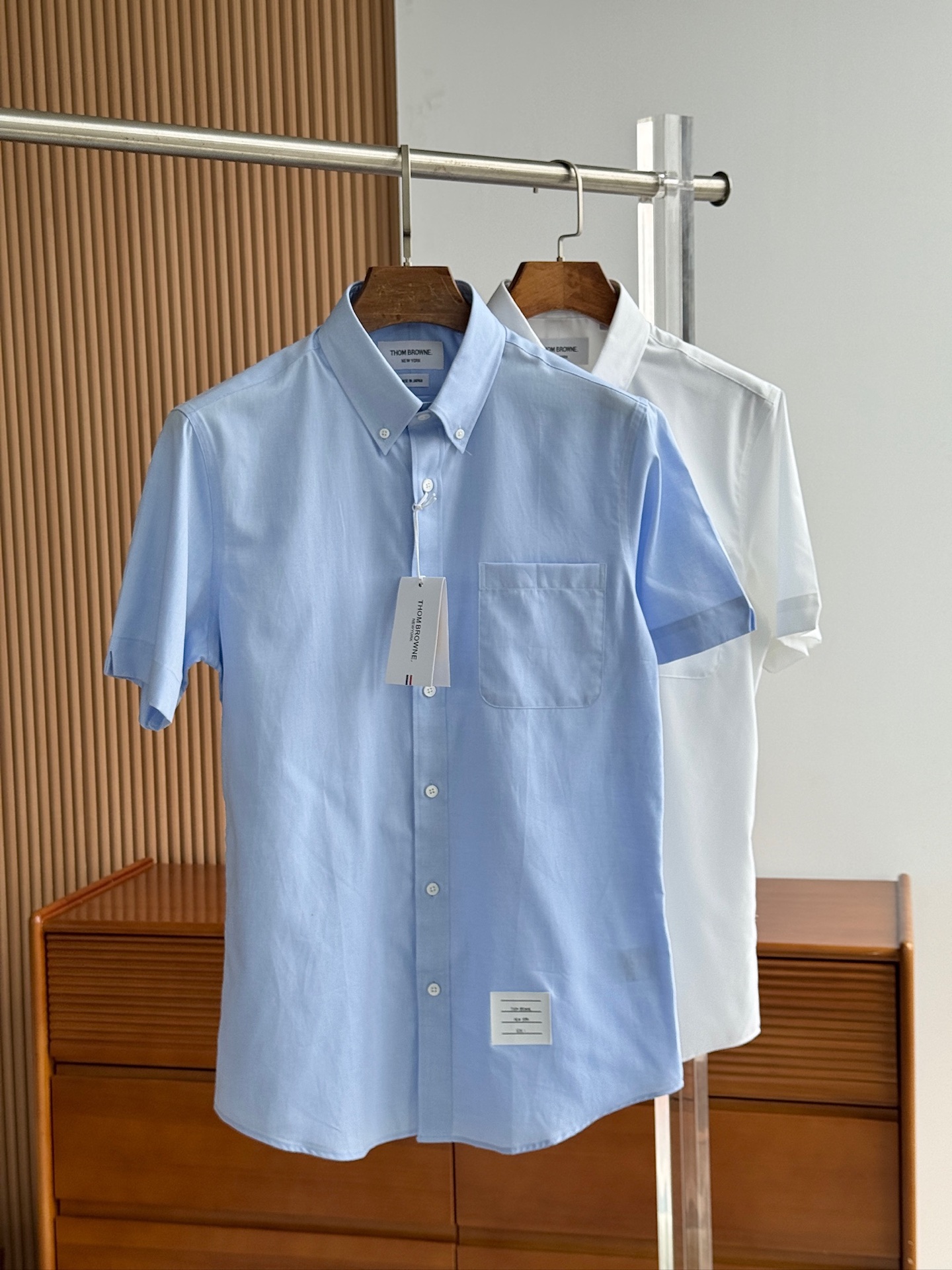 NO:460407,Two colors are in the pit!  !  !  TB Brownie, classic college style webbing splicing design, private fabric for men's short-sleeved shirt, foreign channel goods, pure blood quality, new spring and summer products, and classic products with word of mouth!  As a recognized fashion item, shirts are undoubtedly one of the most vital elements in the fashion circle. They appear very frequently, are simple and distinctive. They are a good medicine to improve vision, that is, they are intellectual and elegant, and show their taste and temperament, with various label symbols!  The fabrics and auxiliary materials are all supplied by foreign merchants. The heavy-duty long leash cotton imported from Turkey, double-strand 120 high-strand yarn, the garment process of the old Italian workshop is fixed weaving and dyeing, the texture is delicate and soft, the fabric has excellent texture comfort and skin-friendliness, full of cotton, and the experience is excellent!  It is also excellent in terms of details. It is well-stroked and has first-class tailoring. It has exclusive and sophisticated cutting technology, which conforms to rigorous ergonomic design, classic Italian button collar, which has traditional craft symbols, and gives the new season fashion vitality and fashion aesthetic value!  A style that is both solemn and harmonious, with a light and restrained and refreshing color scheme, with an elegant temperament attribute, full of high-end feel!  Invincible versatile, with extensive compatibility, the first choice for urban elite men!  Size: SMLXLXXL 020, thom browne,shirts,T-shirt,alexander wang19860909两色入坑！！！TB布朗尼,经典的学院风织带拼接设计私定面料男士短袖衬衫,洋行渠道货,纯正血统品质,春夏新品,口碑化经典产物！ 衬衫作为公认的时尚单品,无疑是时尚圈生命力最强的元素之一,出镜率极高,简单而个性鲜明,是改良视觉的良药,即知性儒雅又彰显品位气质,有着各种标签符号！ 面料和辅料皆为外商客供,重磅土耳其进口长绒棉,双股120高支纱线,意大利本土老牌工坊成衣工序定织定染,肌理细腻柔软,面料质感舒适度与亲肤性绝佳,棉感十足,体验感极佳！ 在细节方面亦是非常出色,走线严丝合缝,剪裁一流,拥有独家精良的裁剪技术,符合严谨的人体工程学设计,经典意式纽扣领,颇具传统工艺符号,并赋予了新一季时尚活力和时装美学价值！ 亦庄亦谐的风格,轻熟内敛且清爽的配色,自带儒雅气质属性,高级感十足！无敌的百搭,兼容性广泛,都市精英男士首选！ 尺码:SMLXLXXL 020,,thom browne,shirts,T-shirt,alexander wang,Men's clothing