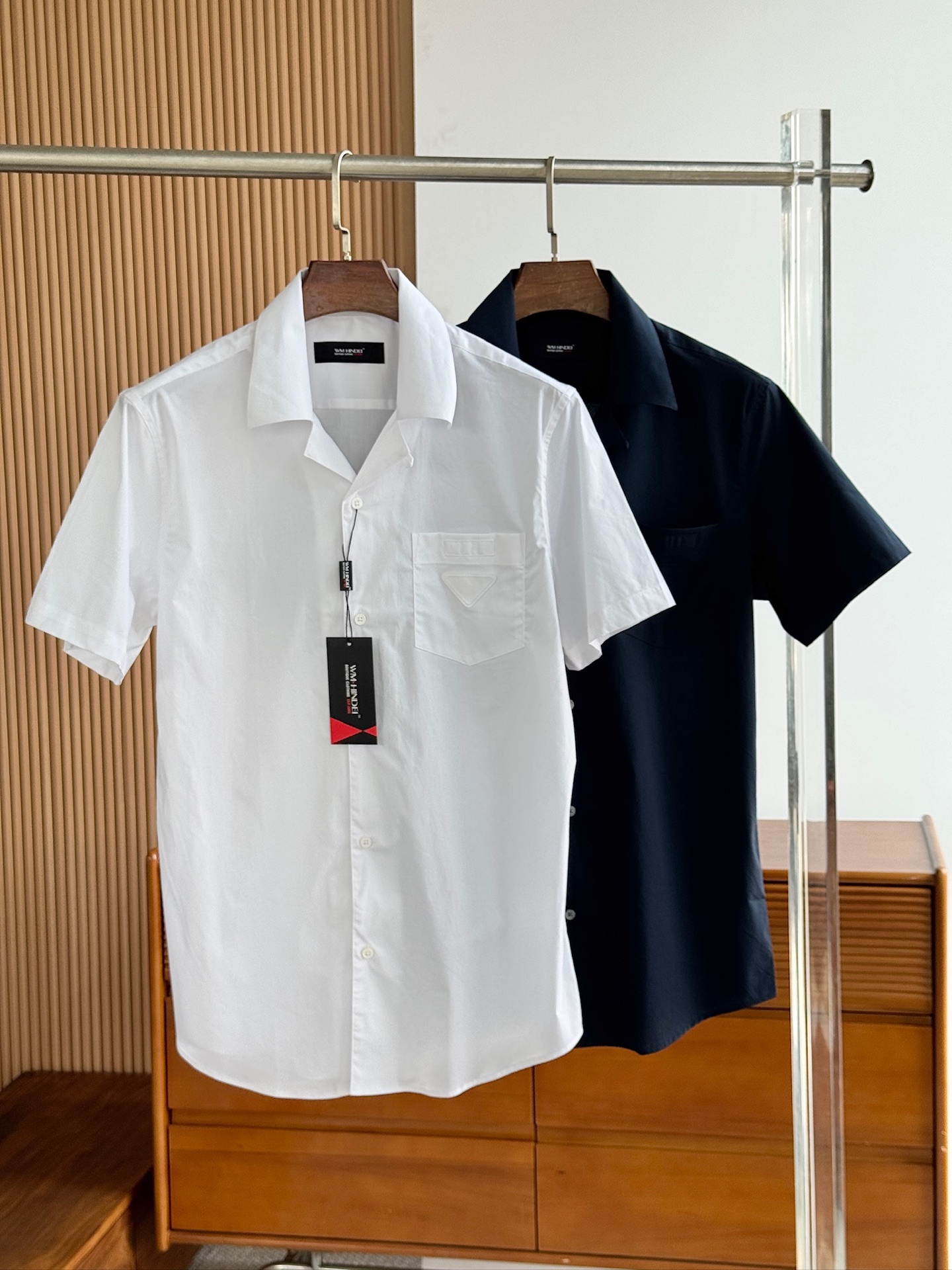 NO:460374,Prada, flat version, Cuban collar summer shirt, two colors, light luxury and stylish!  !  !  SMLXLXXL, if you have the need for labeling, go back and replace it yourself, thank you 020,,prada,shirts,alexander wang19860909普拉达,平替版本,古巴领夏衬衫,两色,轻奢有型！！！SMLXLXXL,有唛头挂牌需求的自行回去更换,谢谢 020,,prada,shirts,alexander wang,Men's clothing