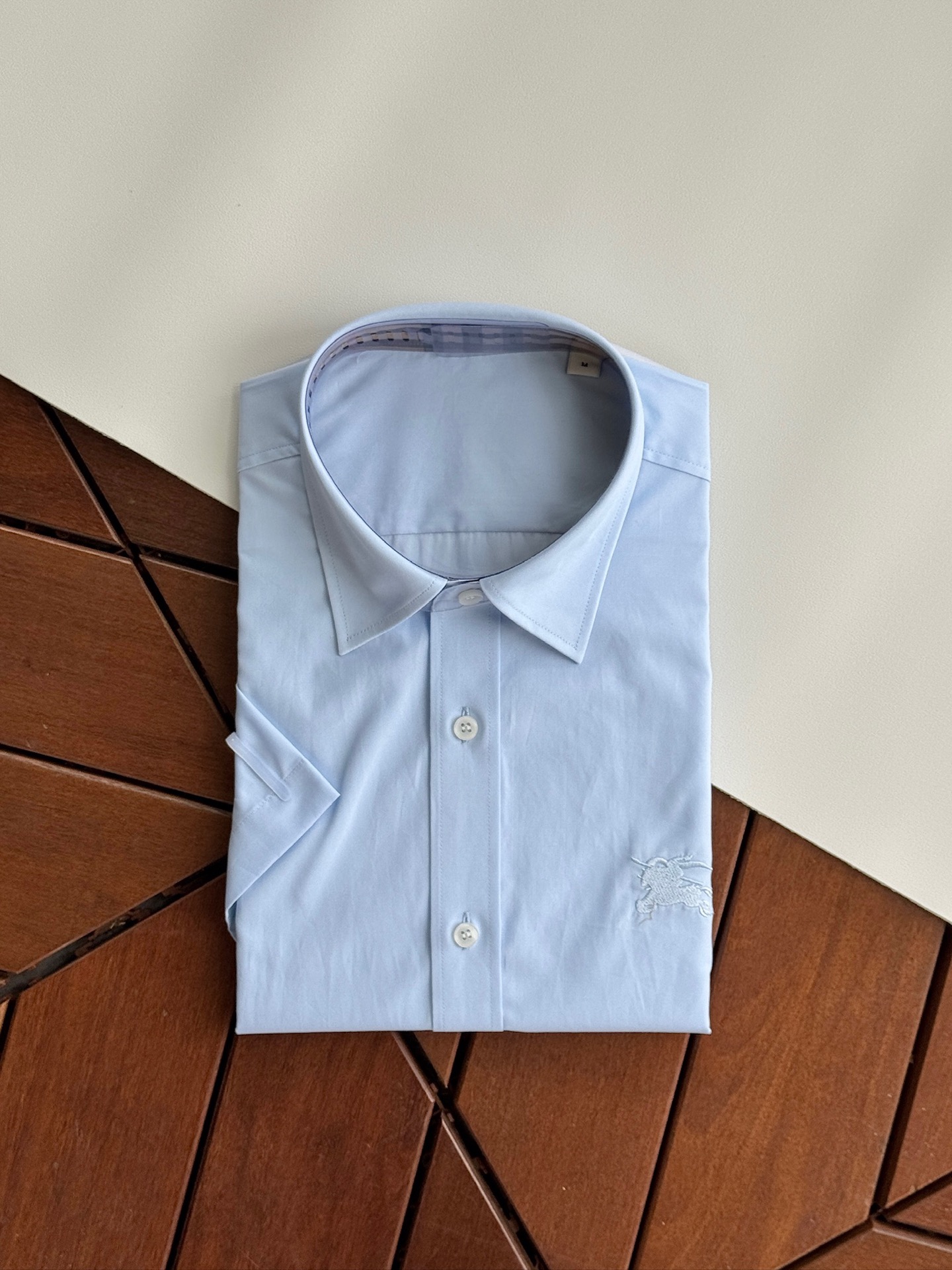 NO:460360,Light blue details, brand new Pegasus embroidery, plain high-end cotton short-sleeved shirt, three-color SMLXLXXL 020,,shirts,T-shirt,alexander wang19860909浅蓝色细节,全新飞马刺绣,平纹高级棉质短袖衬衫,三色SMLXLXXL 020,,shirts,T-shirt,alexander wang,Men's clothing