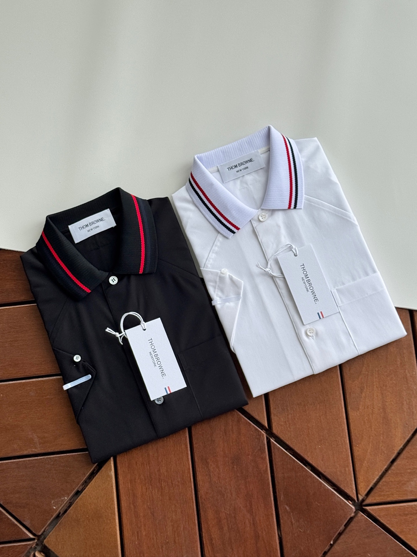 NO:460380,Top-notch items, counter 6400+, contrasting knitted collar, fashion splicing, large back I-shaped pleated craft short-sleeved shirt, same style for men and women!  !  !  SMLXLXXL 020,,shirts,T-shirt,alexander wang19860909顶级单品,专柜6400+,撞色针织领,时装拼接,后幅大反工字褶皱工艺短袖衬衫,男女同款！！！SMLXLXXL 020,,shirts,T-shirt,alexander wang,Men's clothing