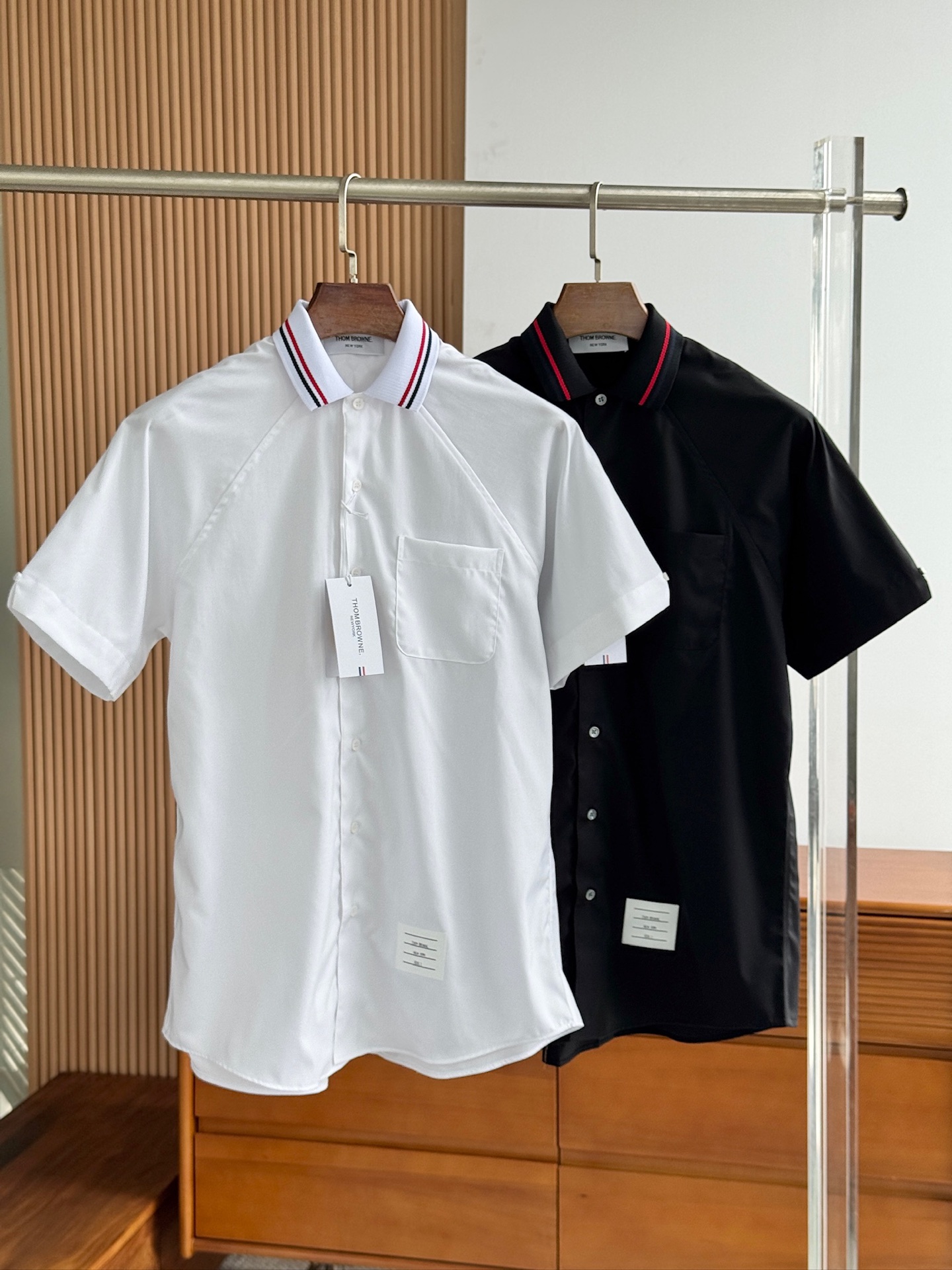 顶级单品，专柜6400+，撞色针织领，时装拼接，后幅大反工字褶皱工艺短袖衬衫，男女同款！！！SMLXLX