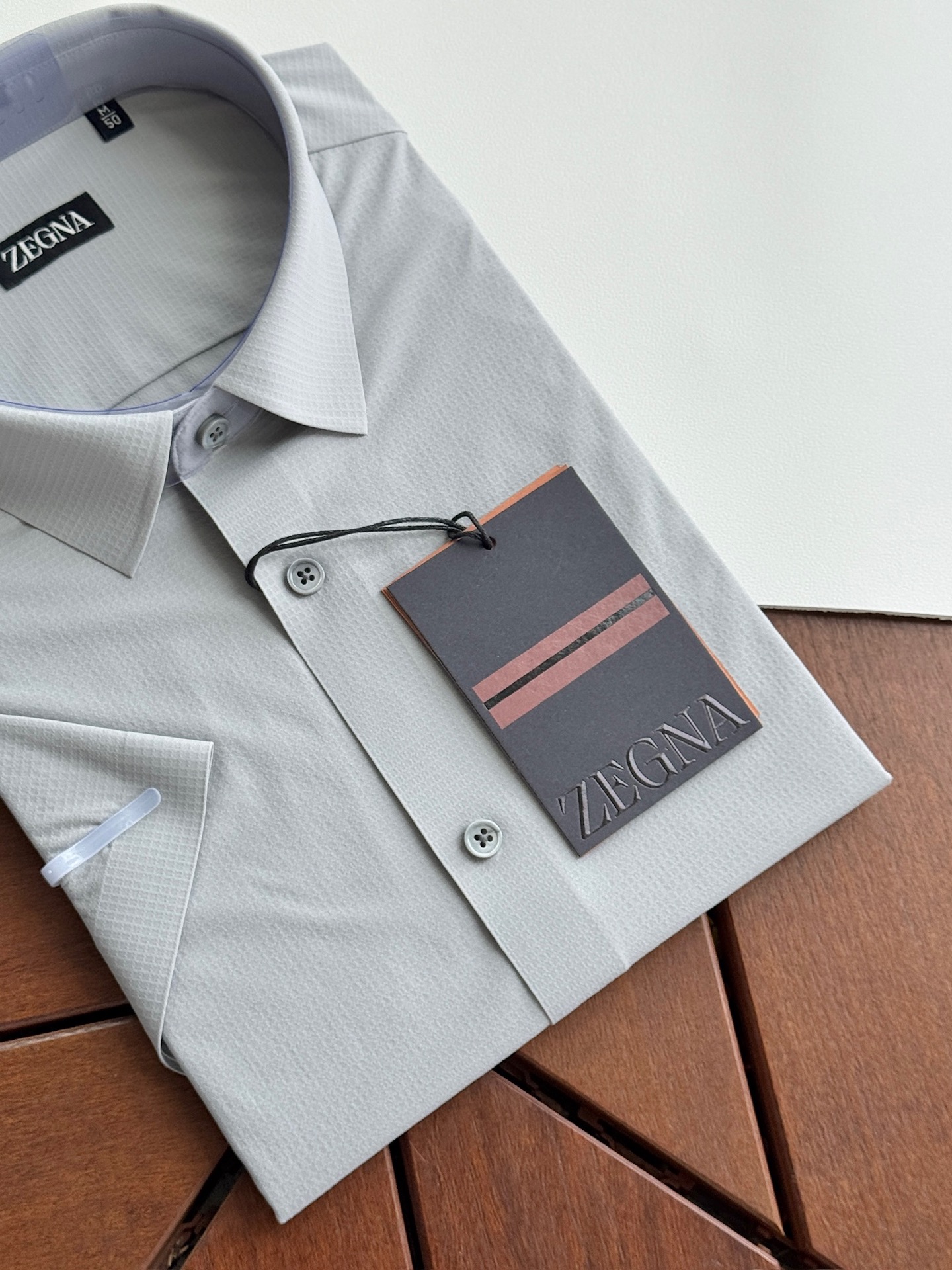 NO:460416,Gray details Lutai top four-sided elastic fabric with double-layer adhesive craftsmanship, Jiepai, small lapel short sleeves, three-color, SMLXLXXL, T-shirt, alexander wang19860909灰色细节鲁泰顶级四面弹面料配合双层压胶工艺,杰牌,小翻领短袖,三色,SMLXLXXL,,T-shirt,alexander wang,Men's clothing