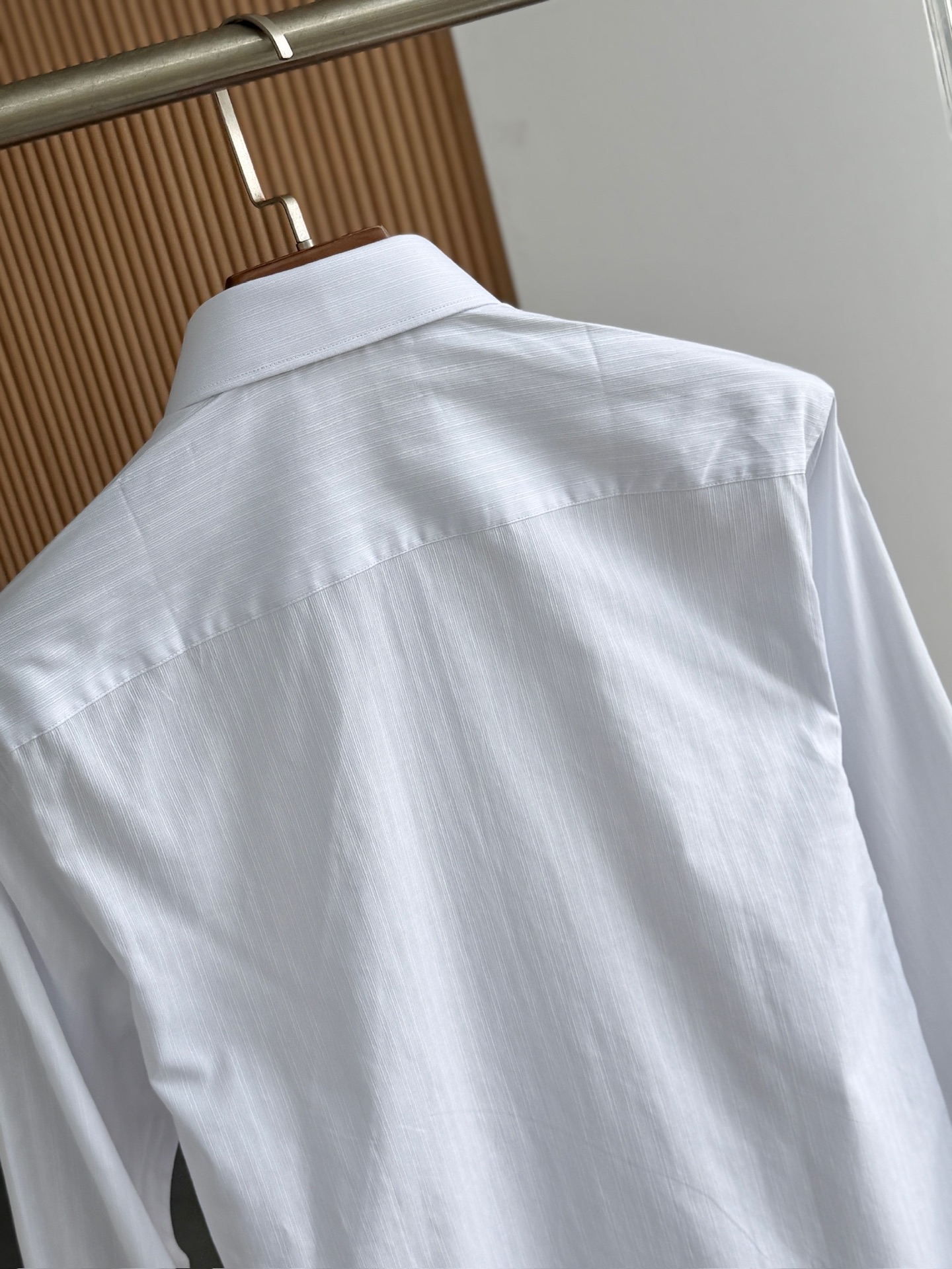 秋冬必备。补单出货！！！杰尼亚TM系列，色织条纹配色男士长袖衬衫
设计上沿袭了他家现代极简主义基调，将意