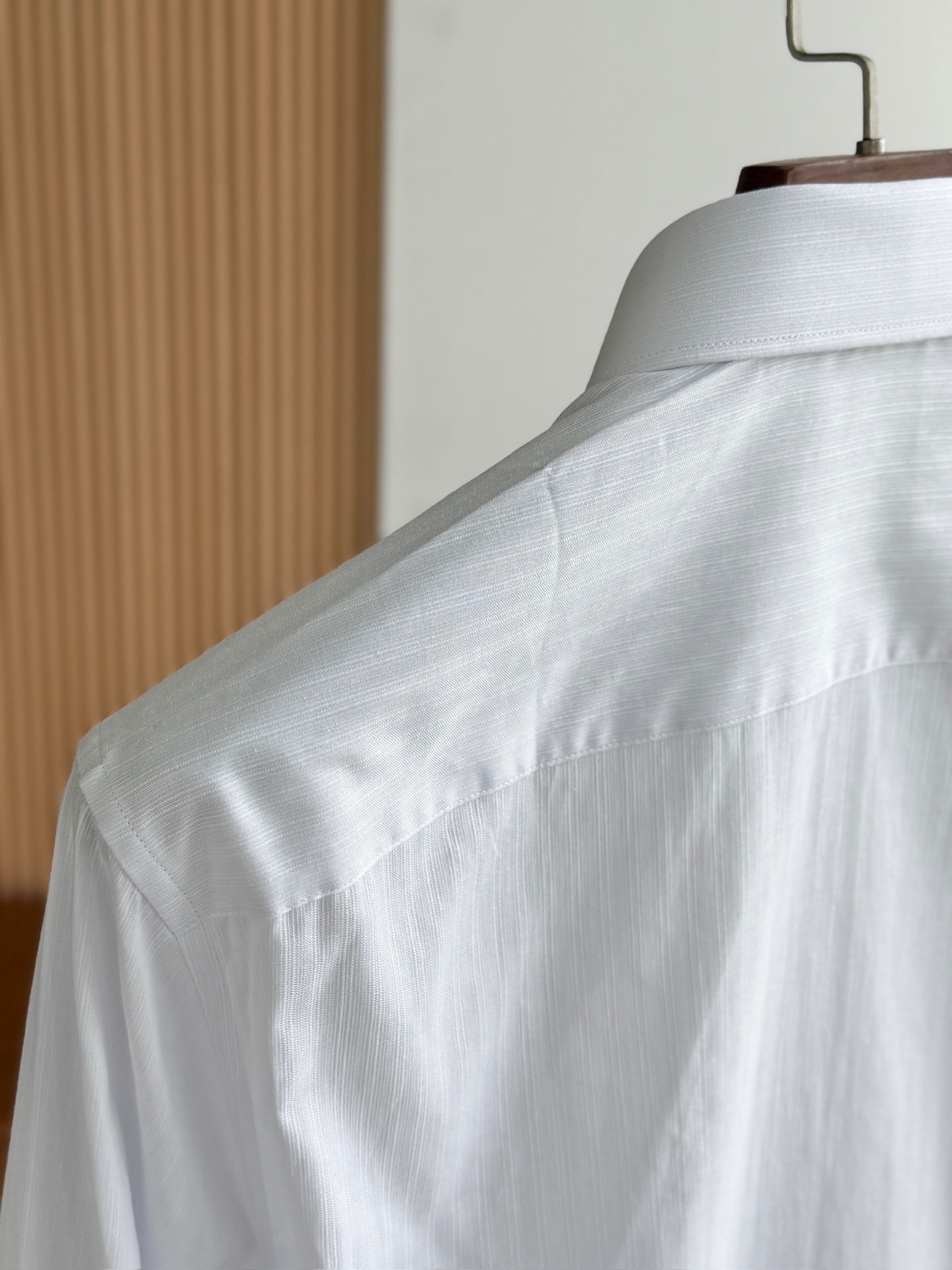 秋冬必备。补单出货！！！杰尼亚TM系列，色织条纹配色男士长袖衬衫
设计上沿袭了他家现代极简主义基调，将意