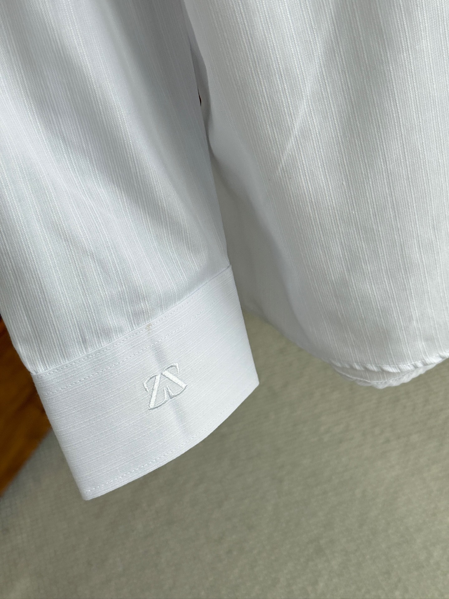 秋冬必备。补单出货！！！杰尼亚TM系列，色织条纹配色男士长袖衬衫
设计上沿袭了他家现代极简主义基调，将意