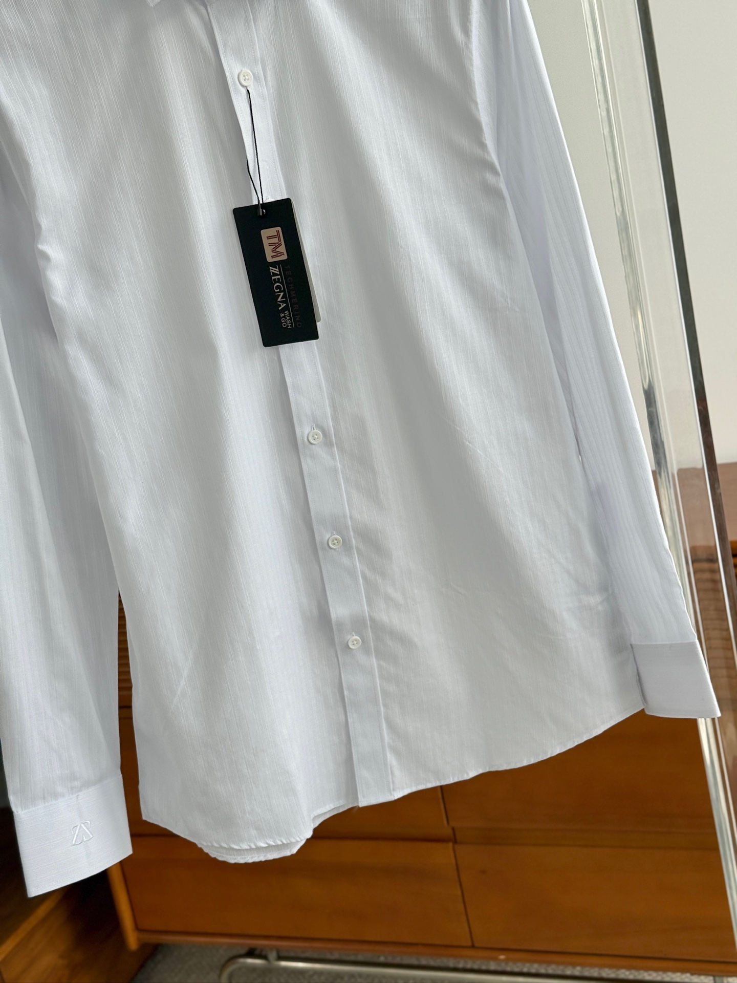 秋冬必备。补单出货！！！杰尼亚TM系列，色织条纹配色男士长袖衬衫
设计上沿袭了他家现代极简主义基调，将意