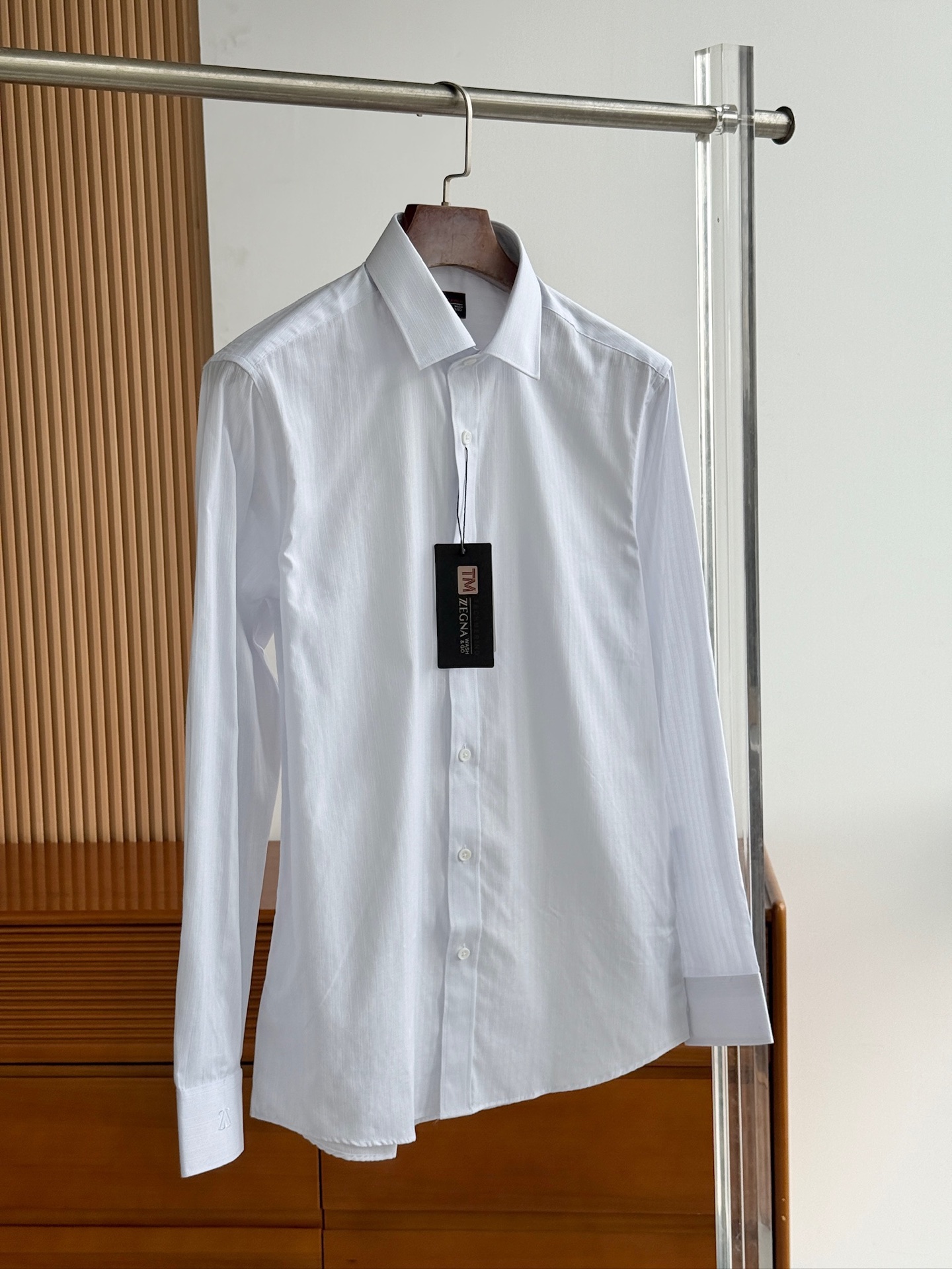 秋冬必备。补单出货！！！杰尼亚TM系列，色织条纹配色男士长袖衬衫
设计上沿袭了他家现代极简主义基调，将意