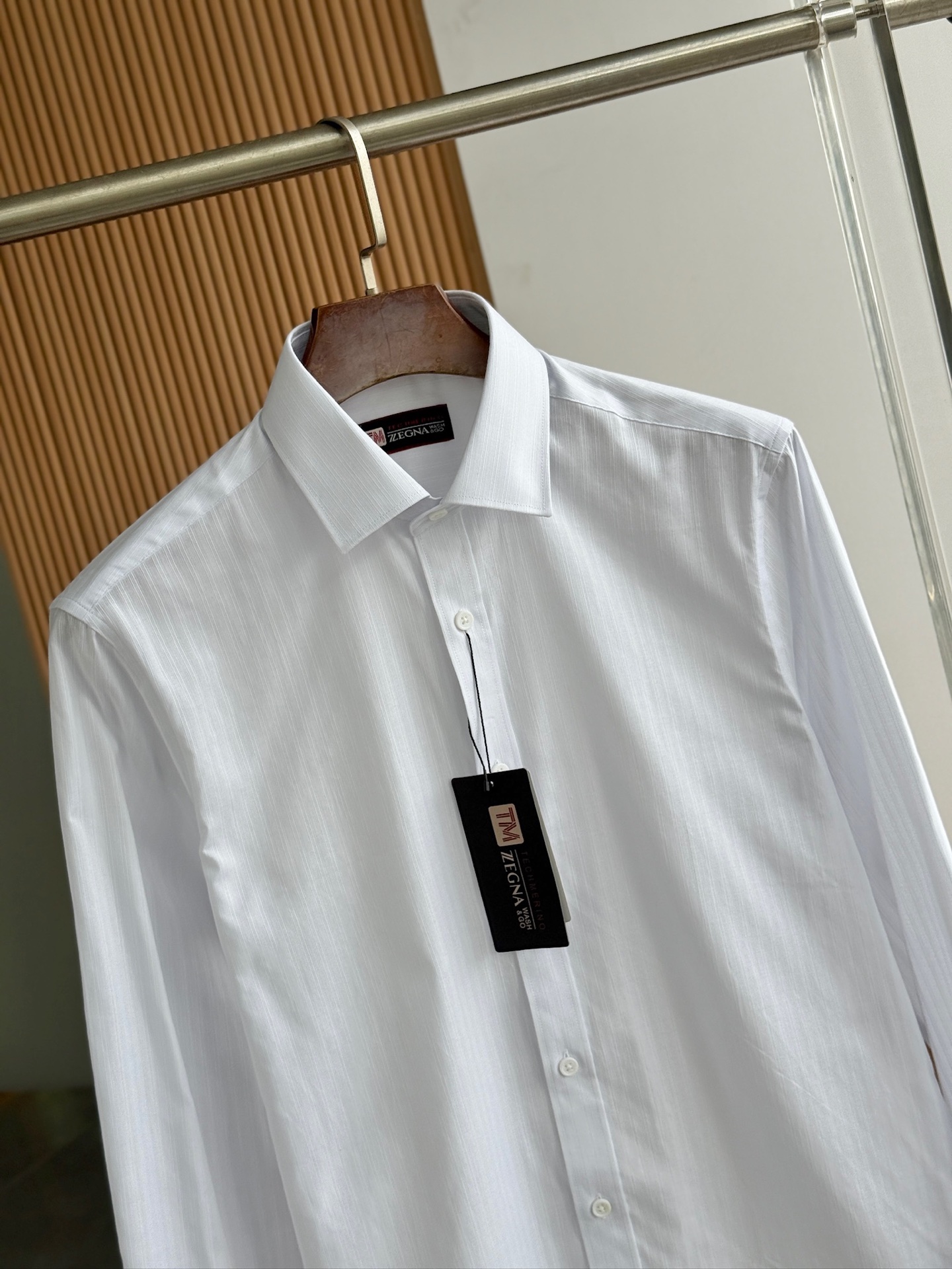 秋冬必备。补单出货！！！杰尼亚TM系列，色织条纹配色男士长袖衬衫
设计上沿袭了他家现代极简主义基调，将意