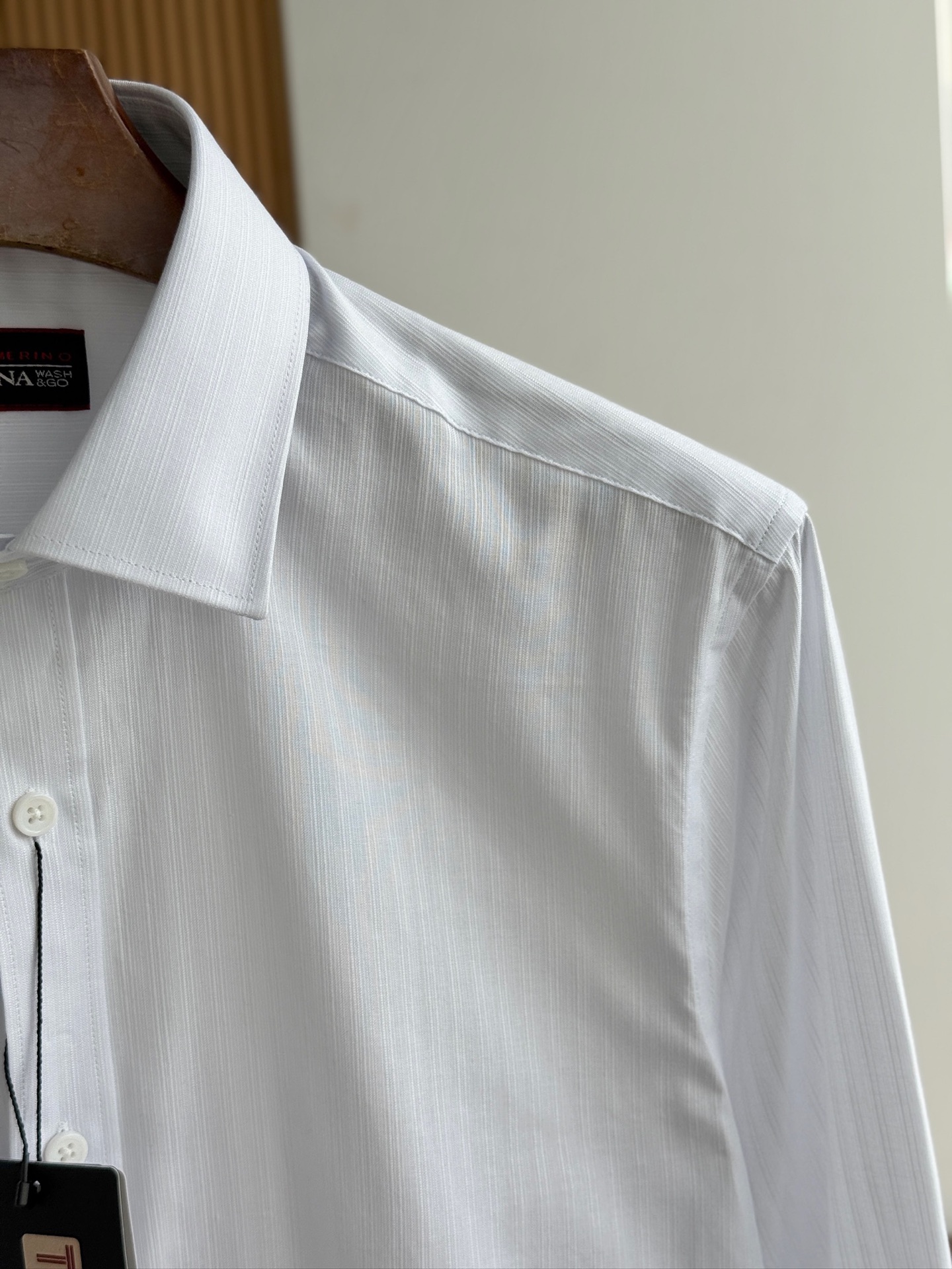 秋冬必备。补单出货！！！杰尼亚TM系列，色织条纹配色男士长袖衬衫
设计上沿袭了他家现代极简主义基调，将意