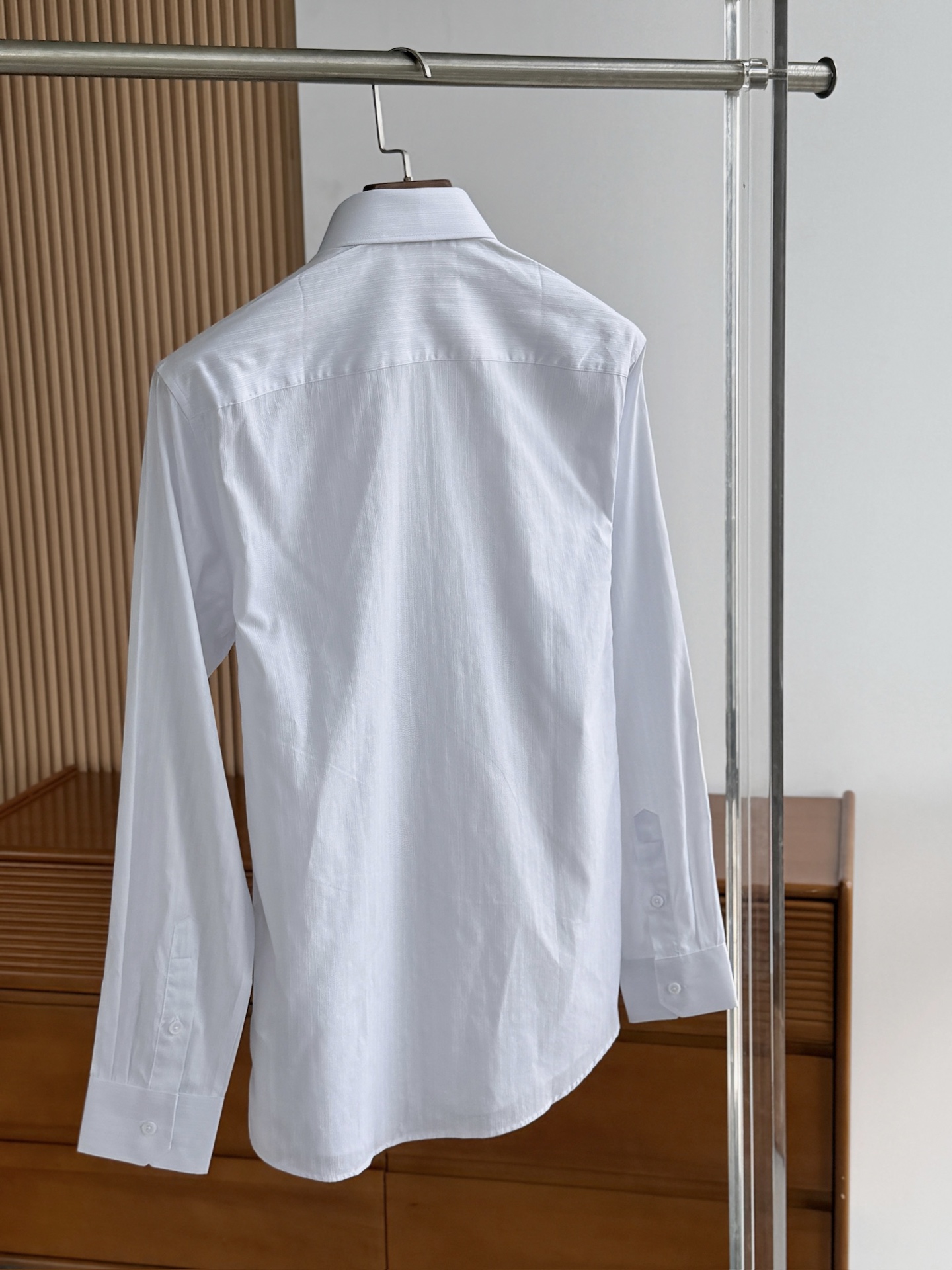 秋冬必备。补单出货！！！杰尼亚TM系列，色织条纹配色男士长袖衬衫
设计上沿袭了他家现代极简主义基调，将意