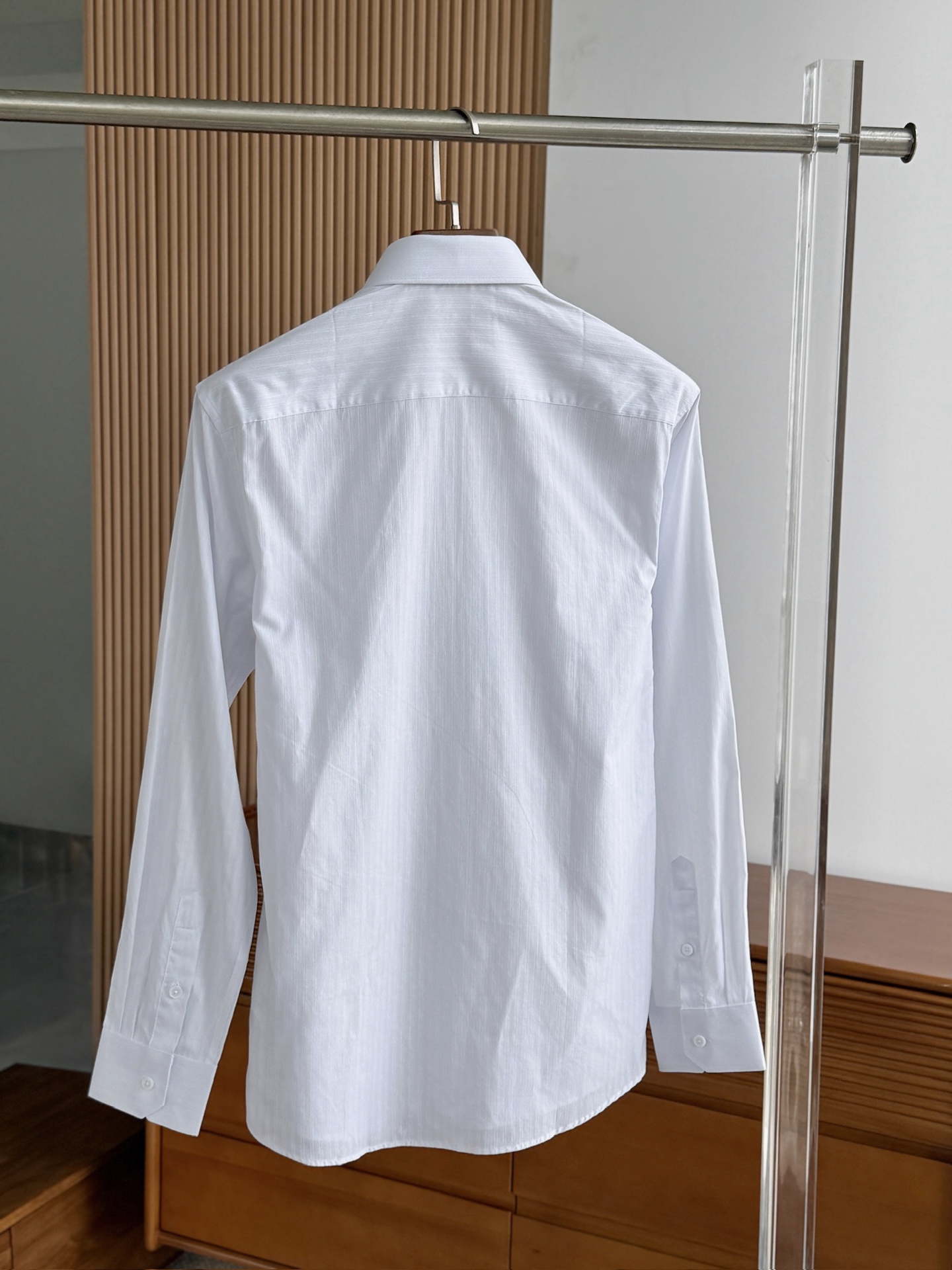 秋冬必备。补单出货！！！杰尼亚TM系列，色织条纹配色男士长袖衬衫
设计上沿袭了他家现代极简主义基调，将意