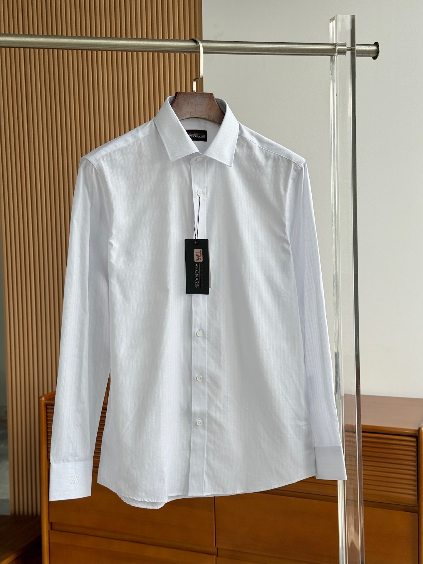 秋冬必备。补单出货！！！杰尼亚TM系列，色织条纹配色男士长袖衬衫
设计上沿袭了他家现代极简主义基调，将意