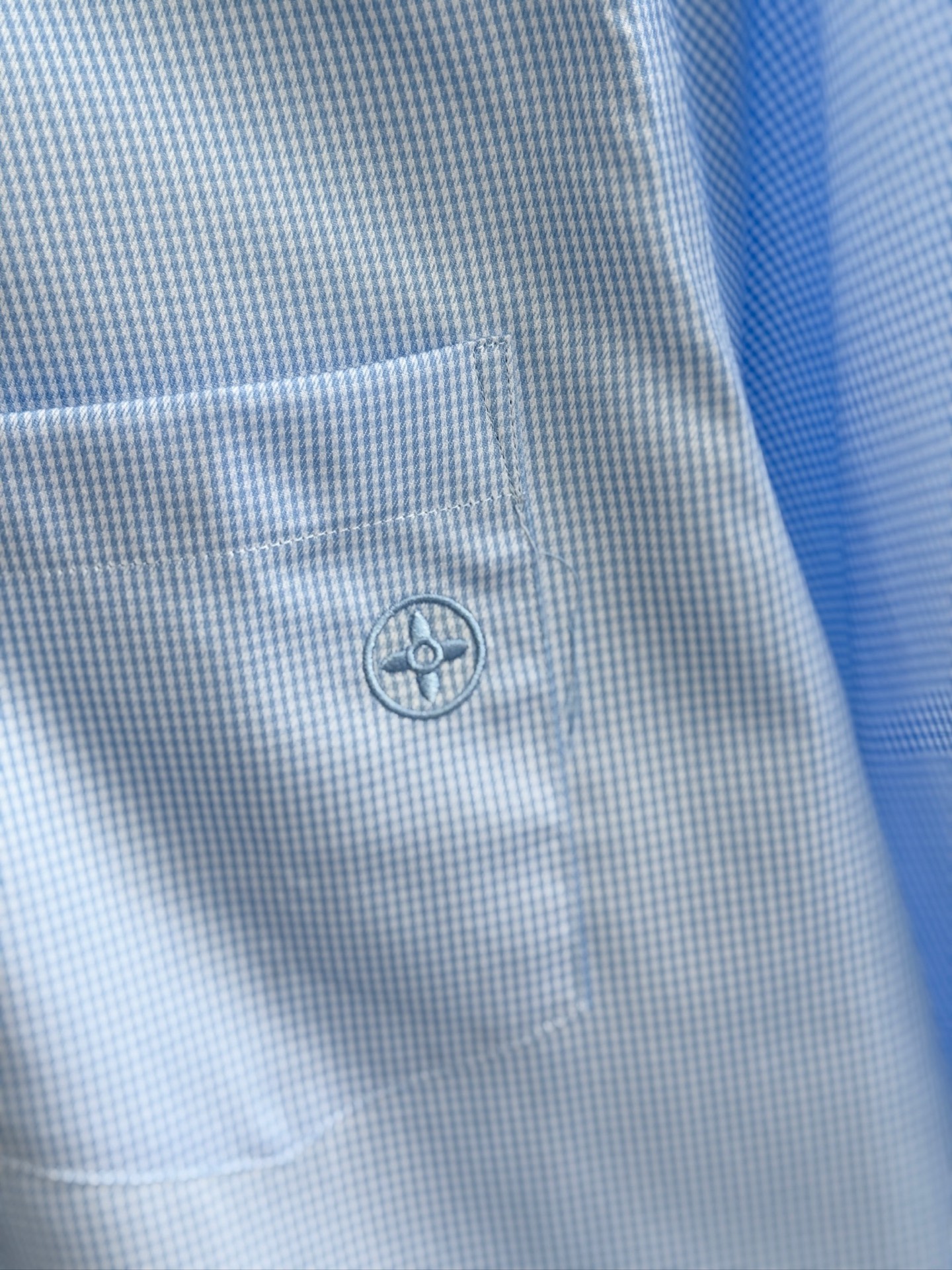 秋冬必备，补单出货！！！驴牌，色织格仔格子纯綿男士衬衫，温莎领设计，细节之处彰显品质。这款纯棉格子衬衫，