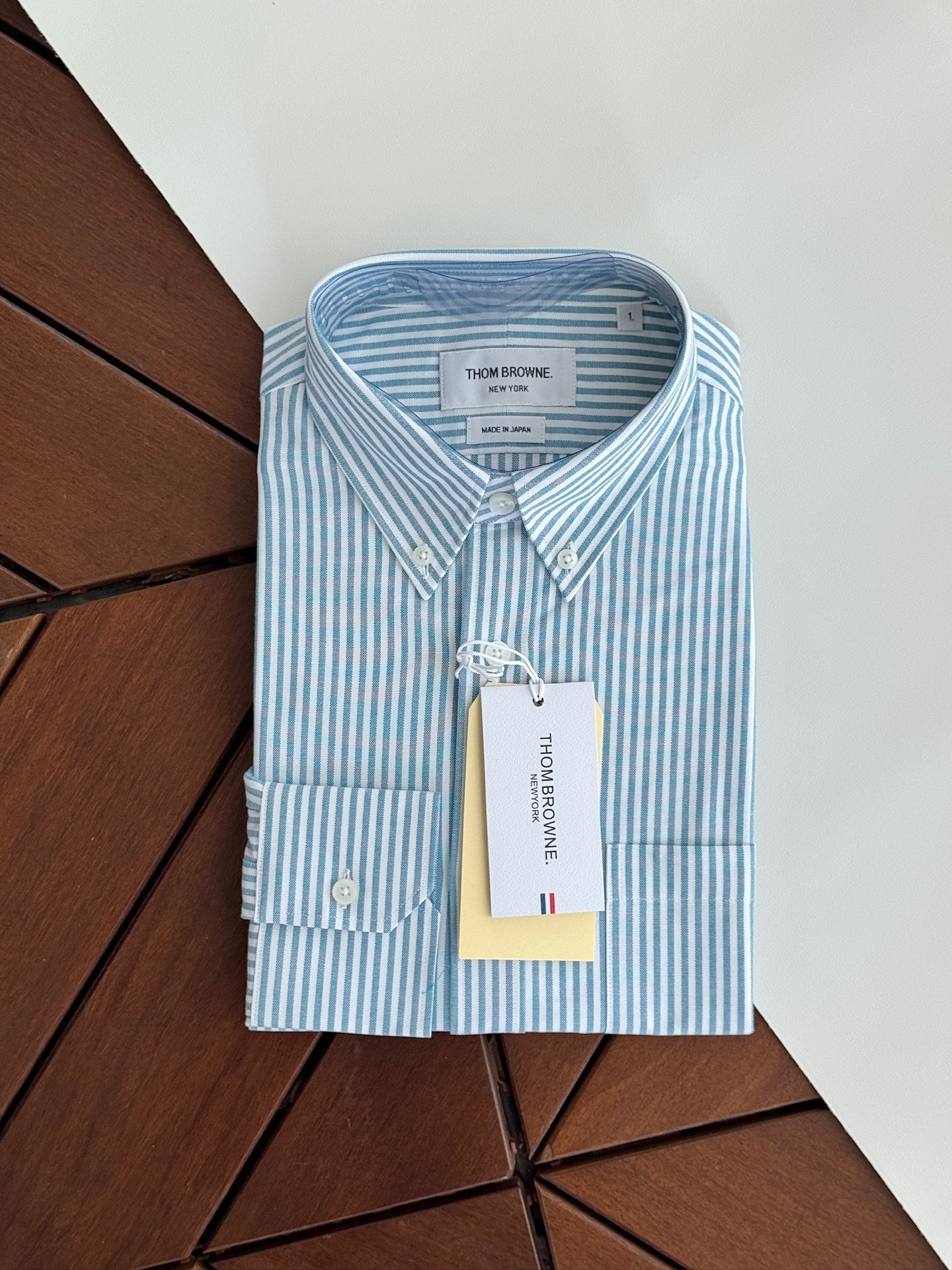 两色入。。。TB布朗尼顶级单品。条纹撞织带男士长袖衬衫，香港贸易公司货，纯正洋行渠道，整款衬衫的设计别具